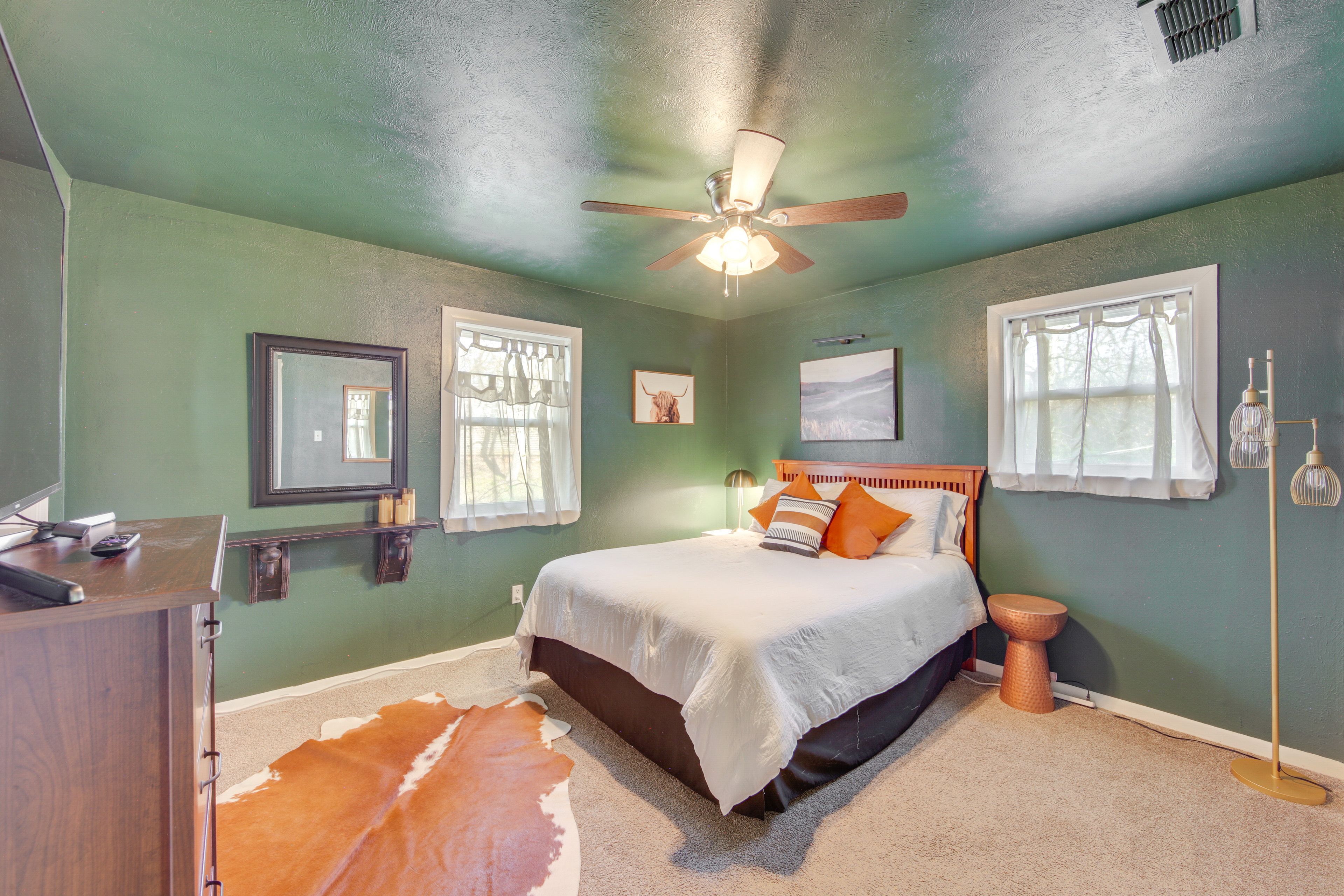 Bedroom 1 | Queen Bed
