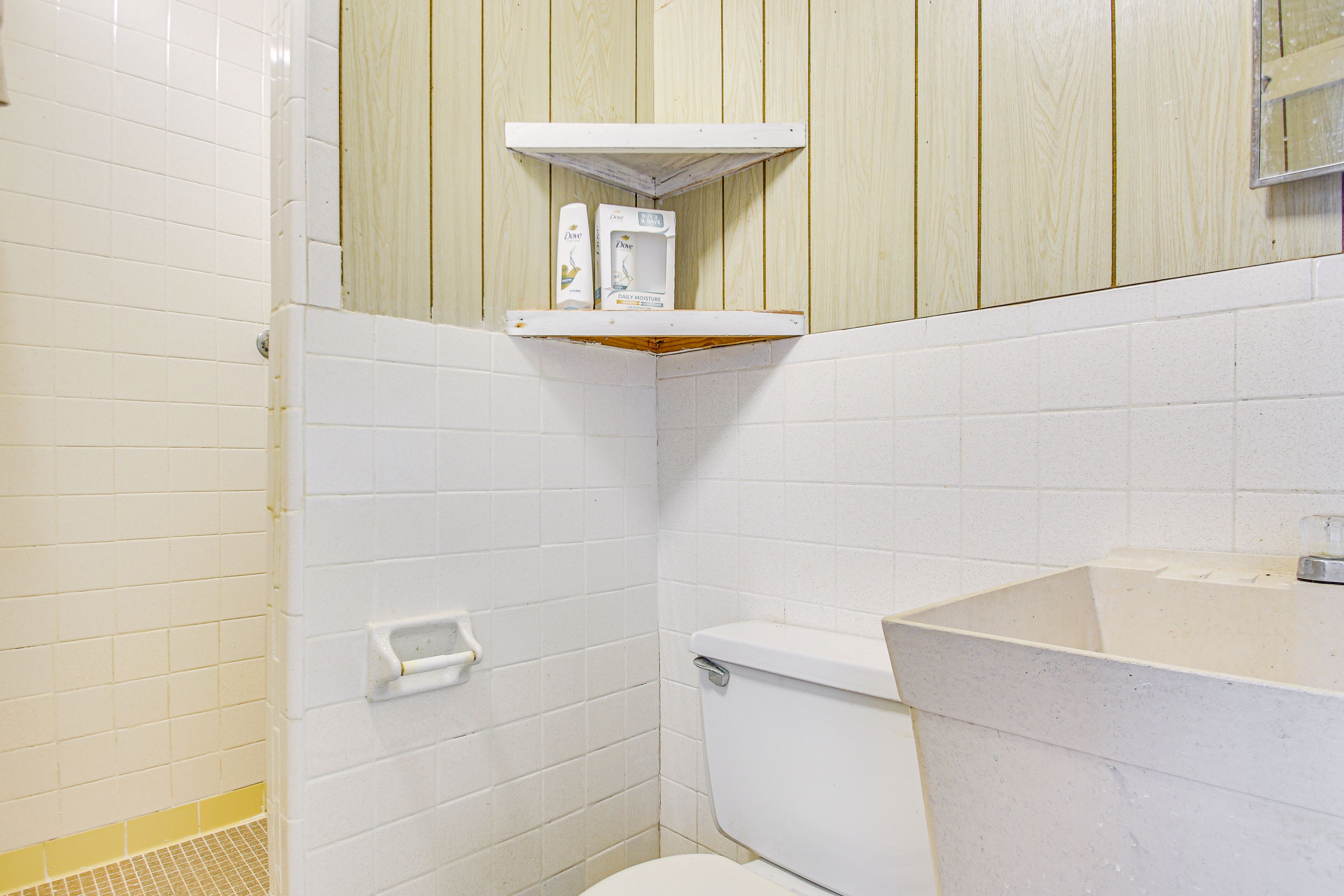 Full Bathroom | Towels Provided