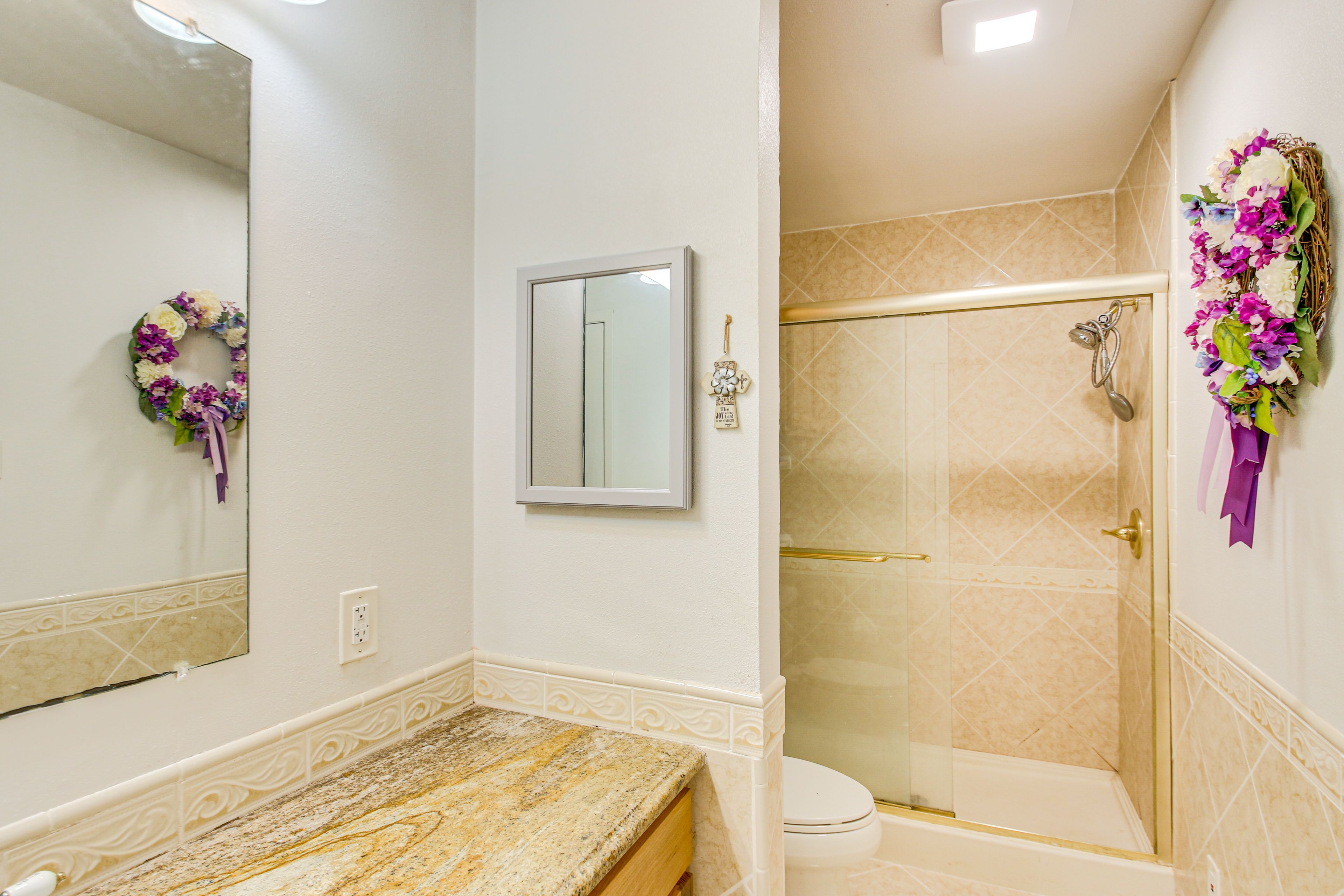 Full Bathroom | Towels Provided