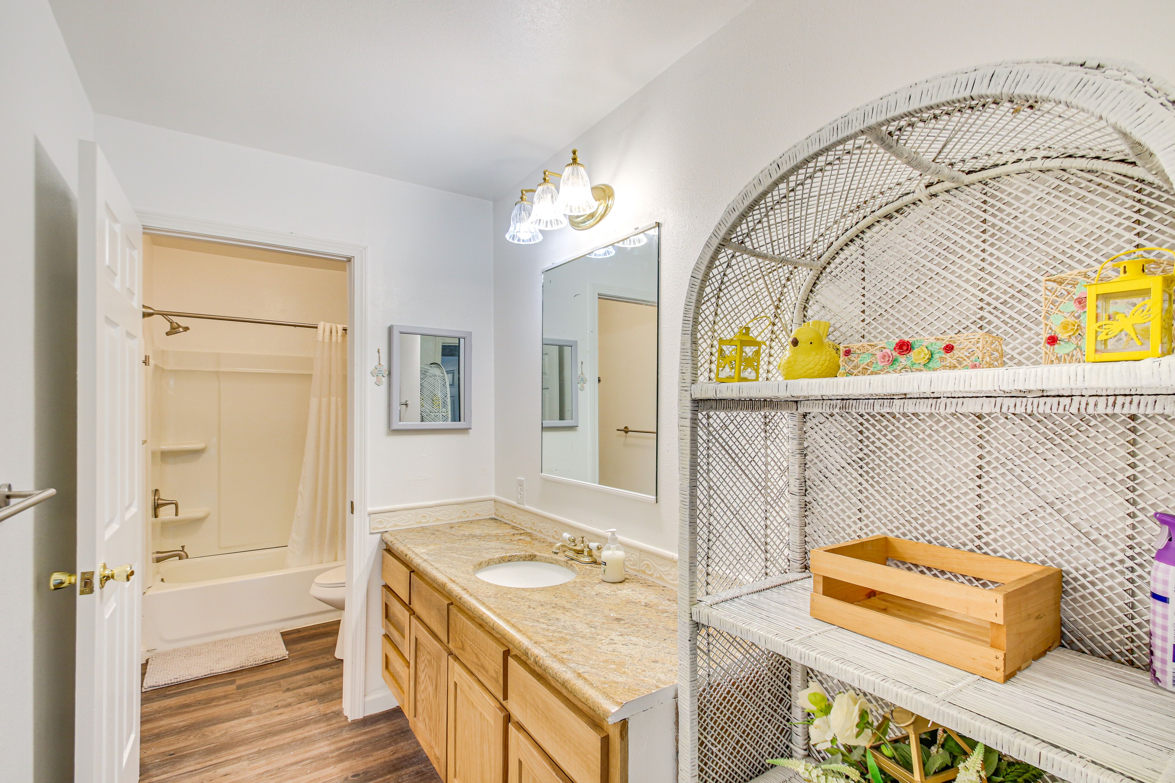 Full Bathroom | Towels Provided