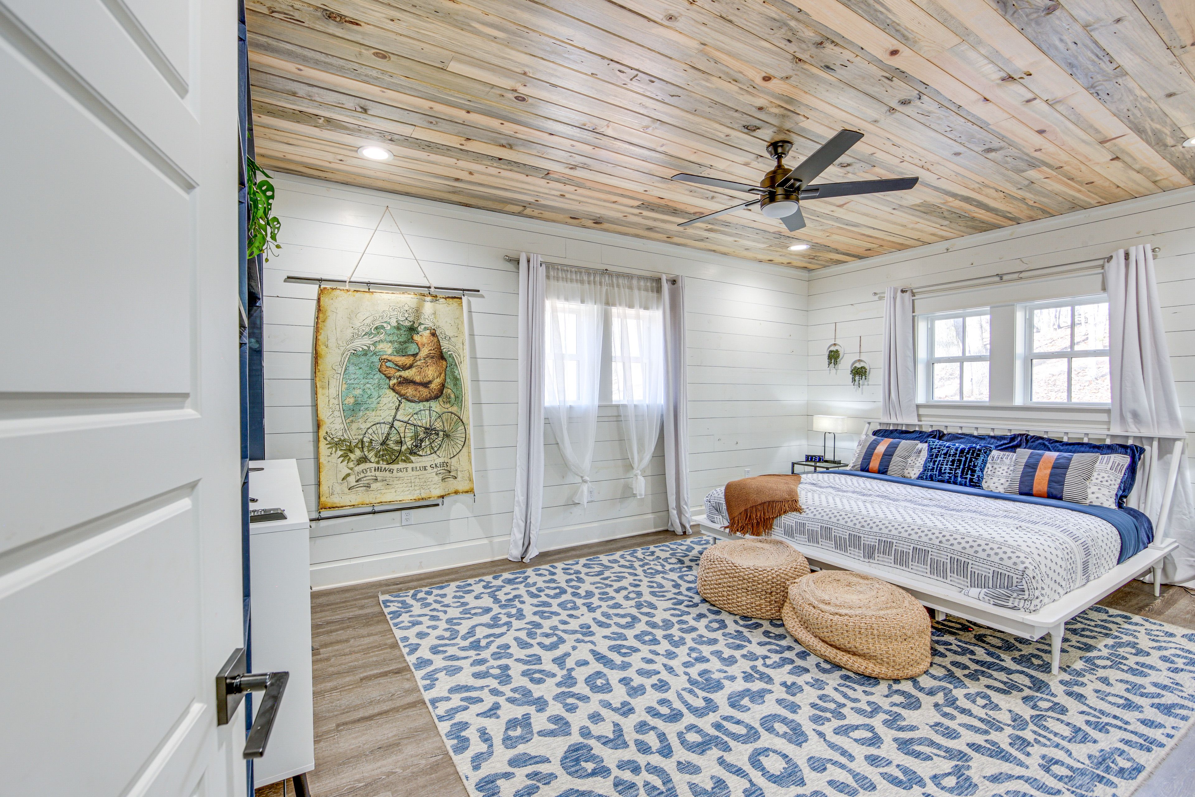 Bedroom 1 | King Bed | Smart TV | 1st Floor