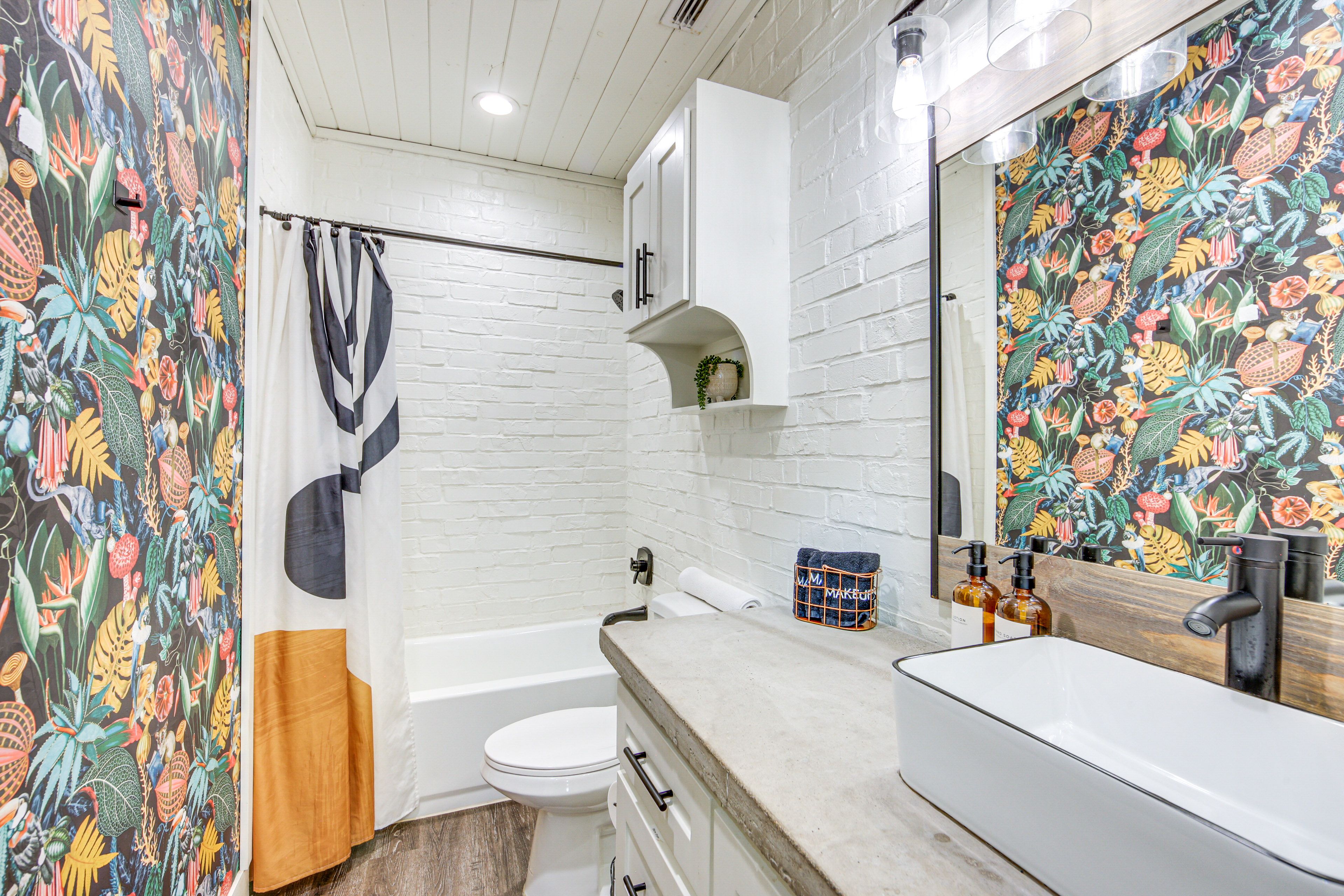 Full Bathroom | Towels Provided | 1st Floor