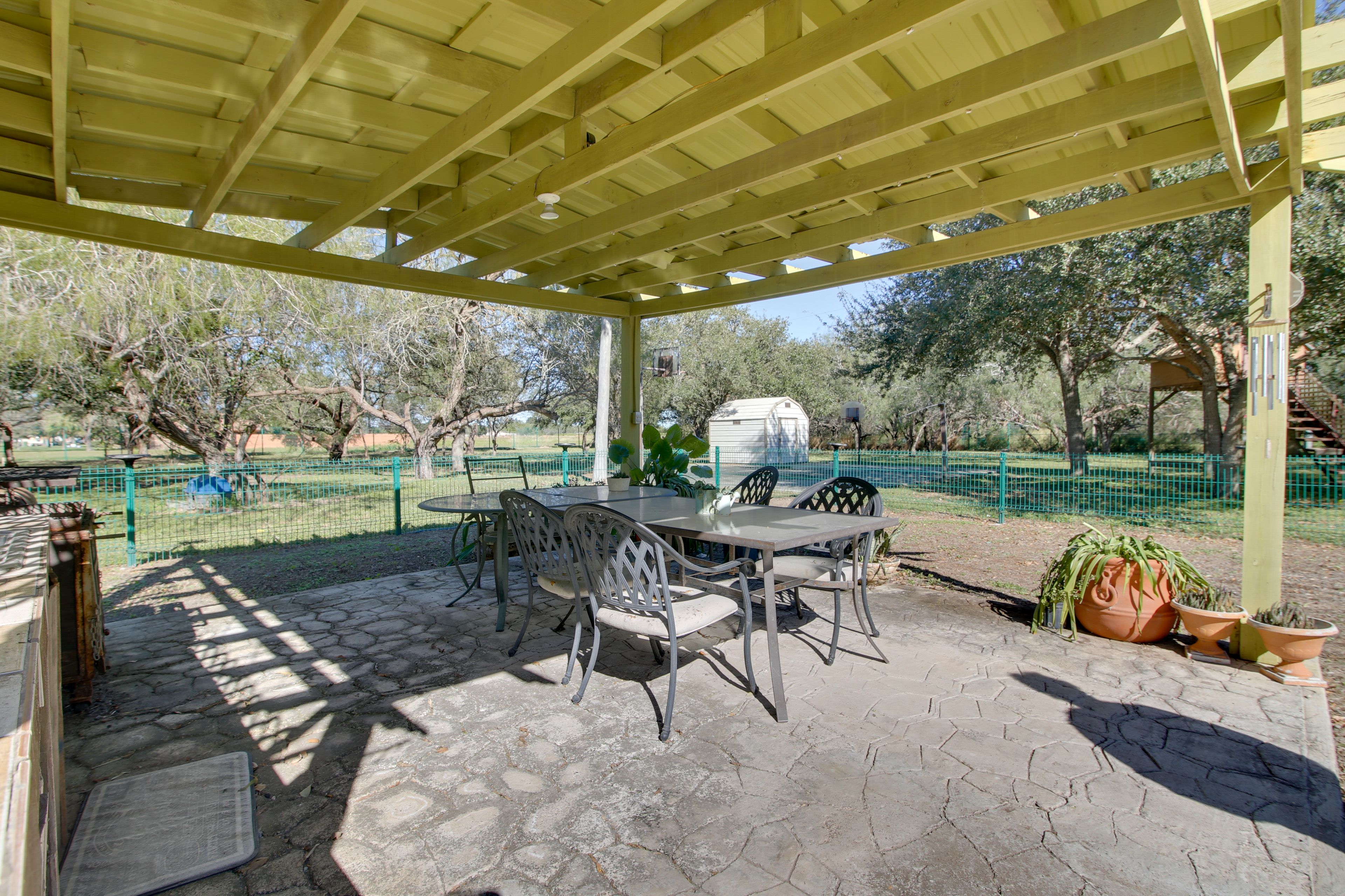 Shared Patio | Dining Area