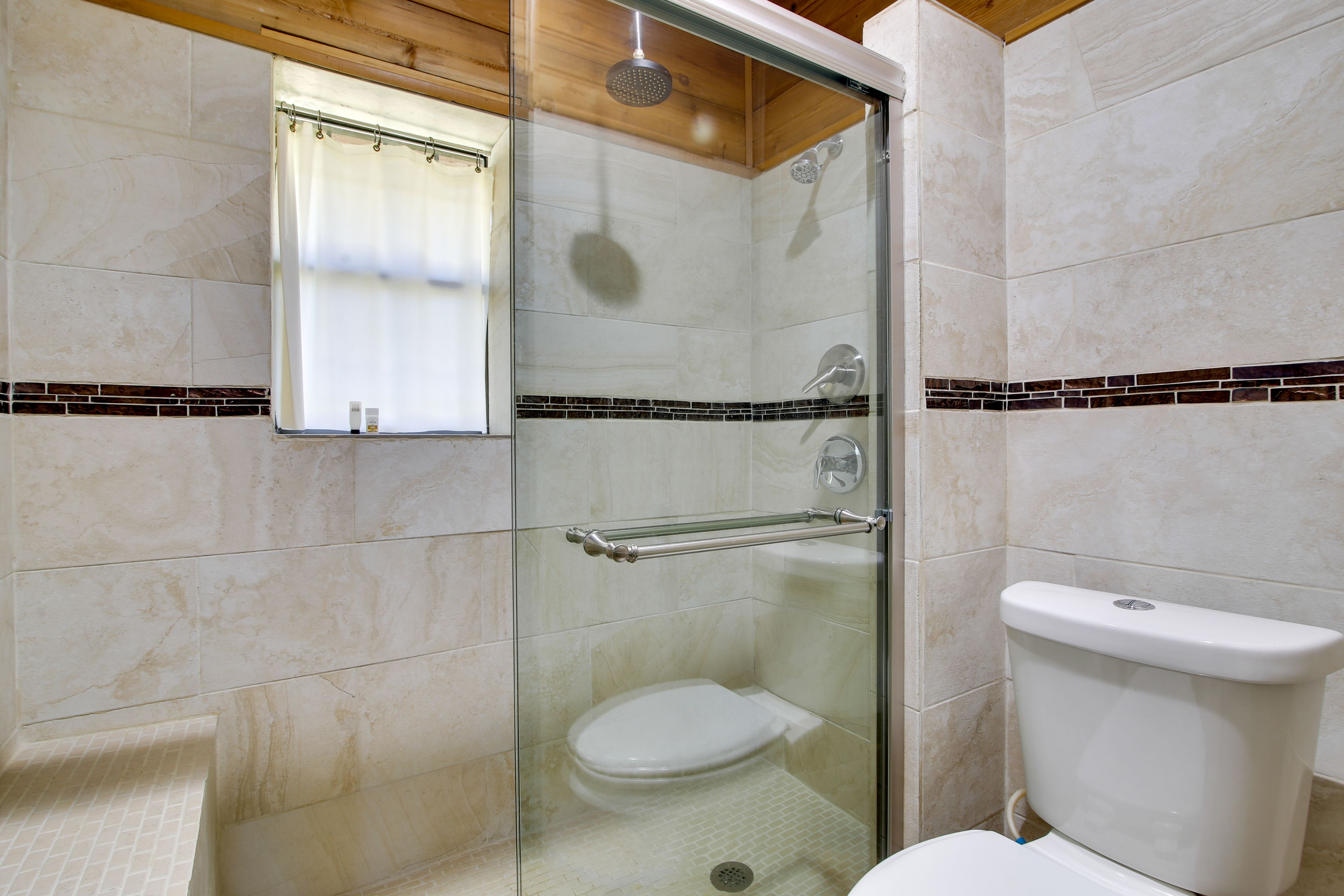 Full Bathroom | Towels Provided