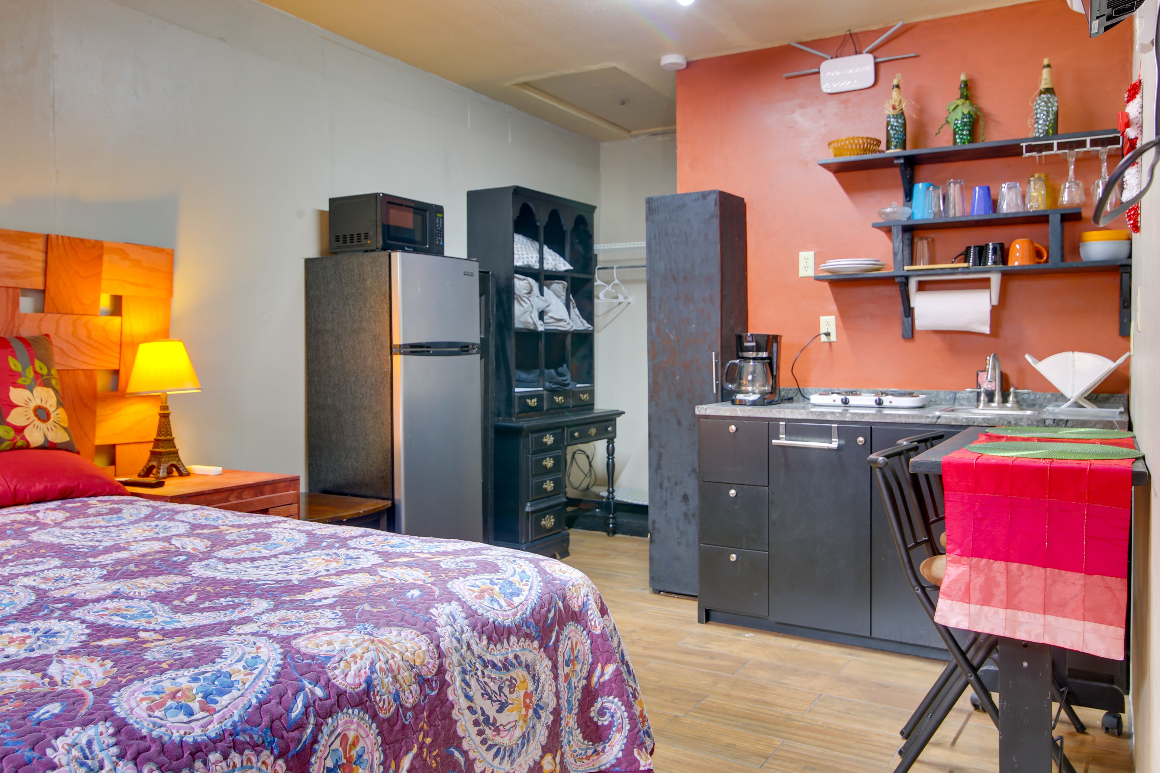 Studio | Kitchenette | Dishware & Flatware