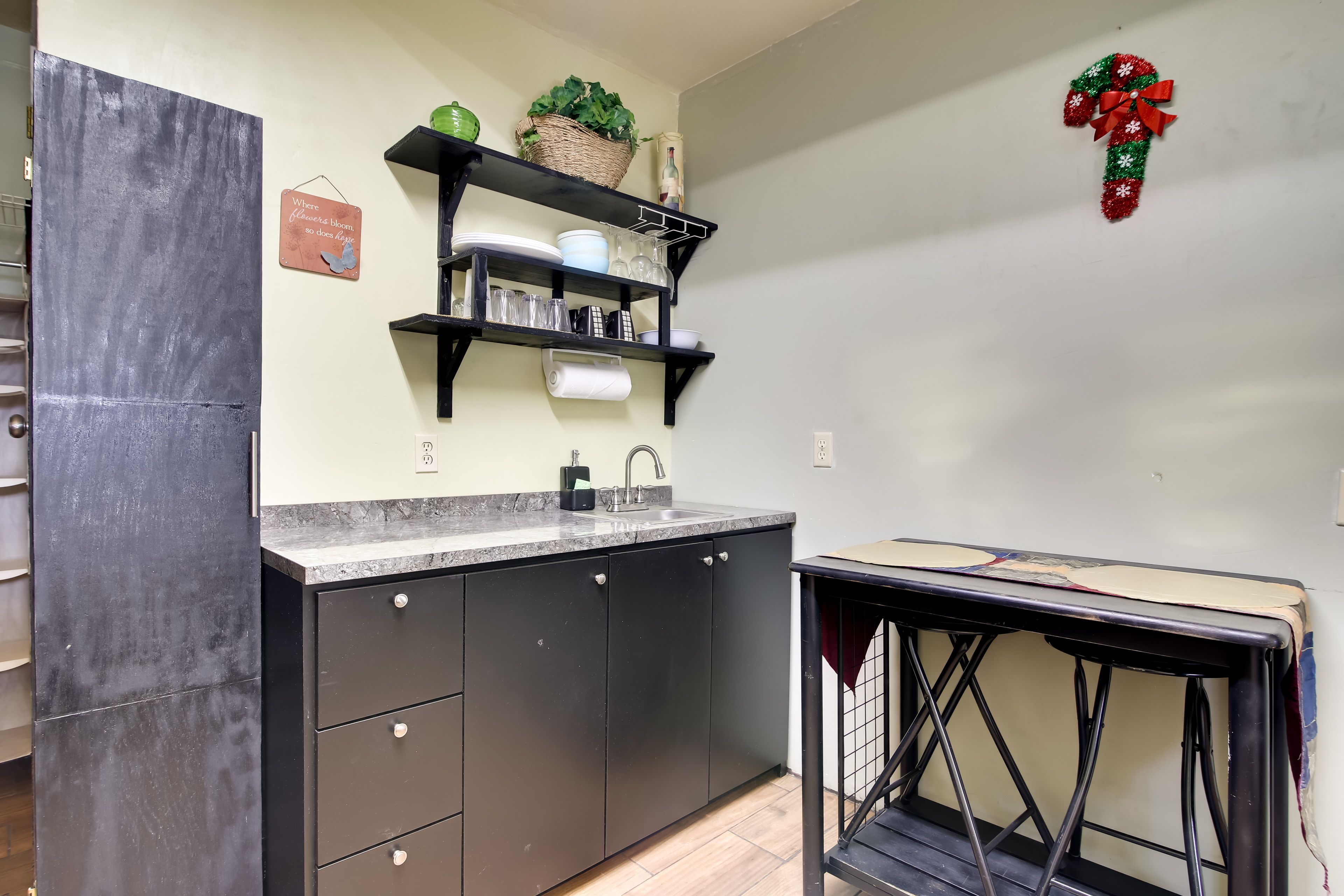 Studio | Kitchenette | Dishware & Flatware