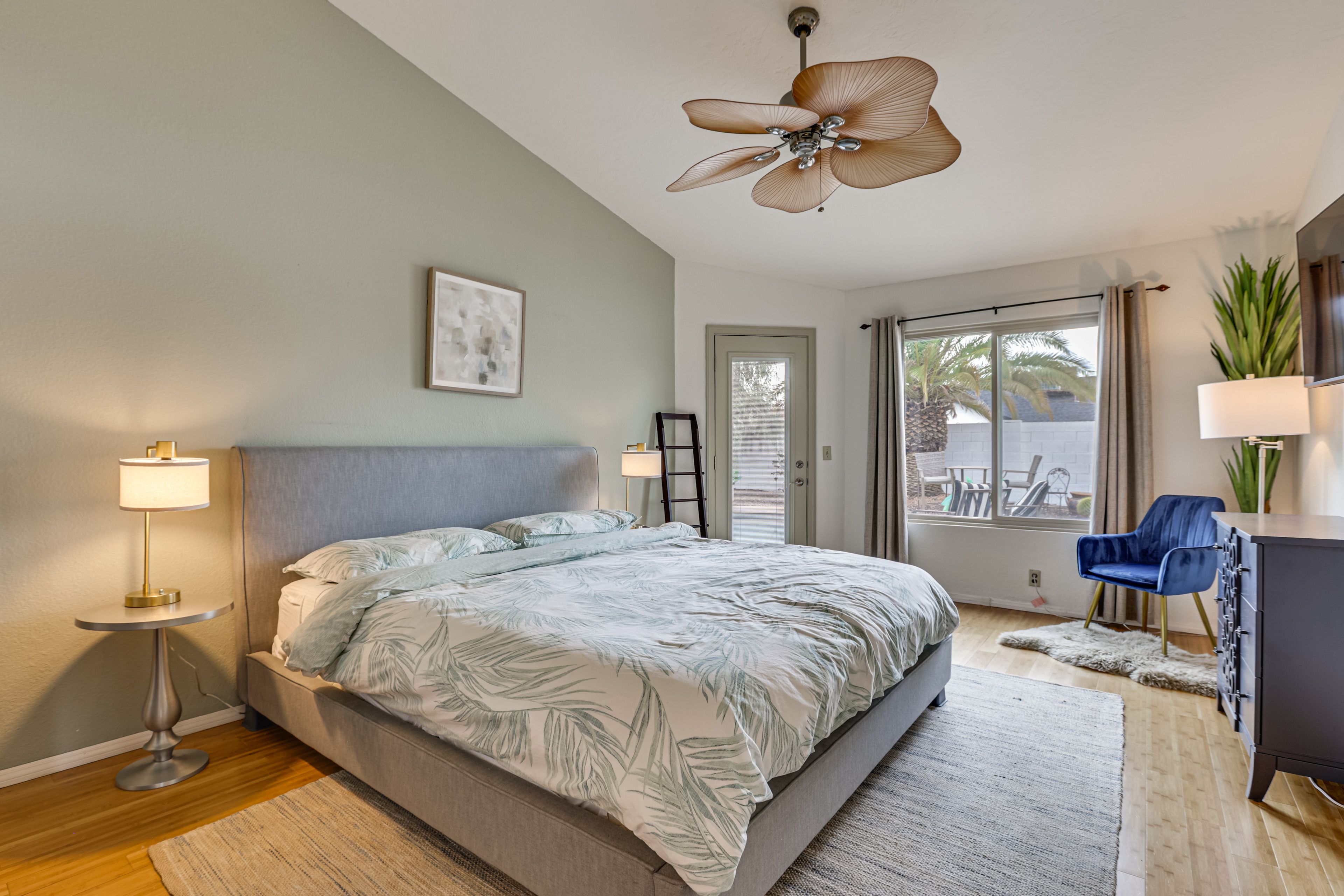 Bedroom 1 | King Bed