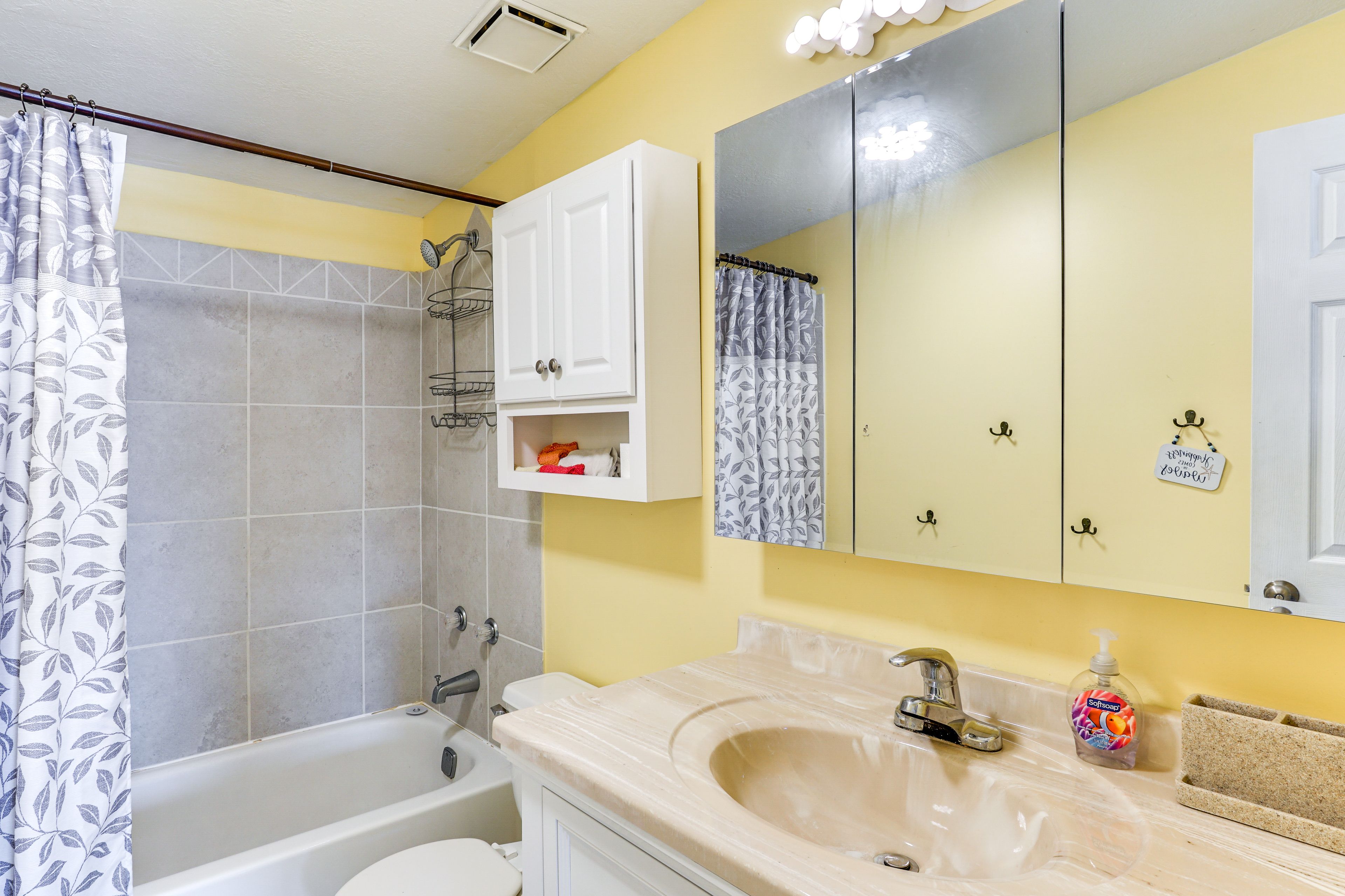 Full Bathroom | 1st Floor | Towels Provided