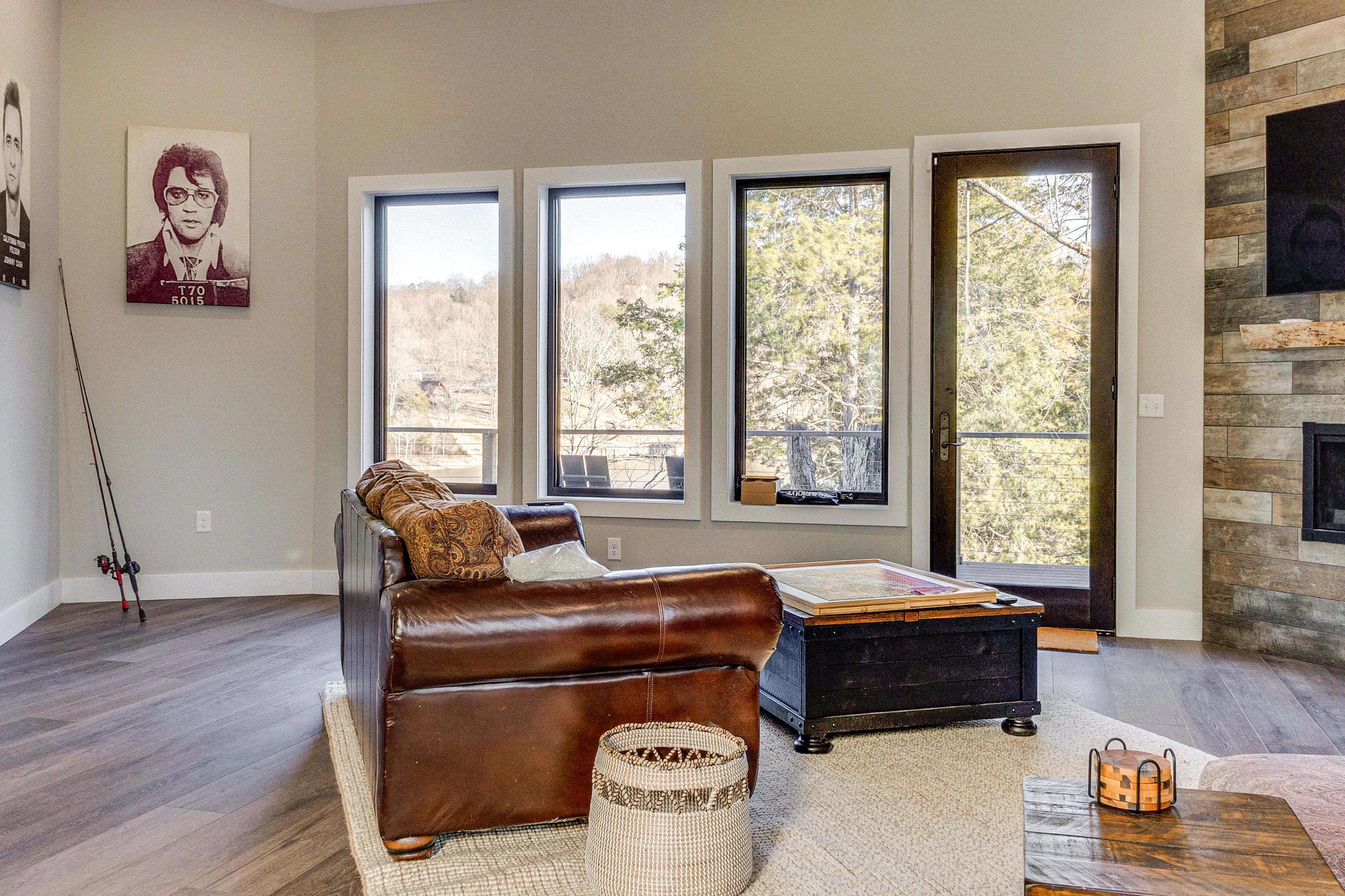 Additional Living Area | 1st Floor | Smart TV | Fireplace