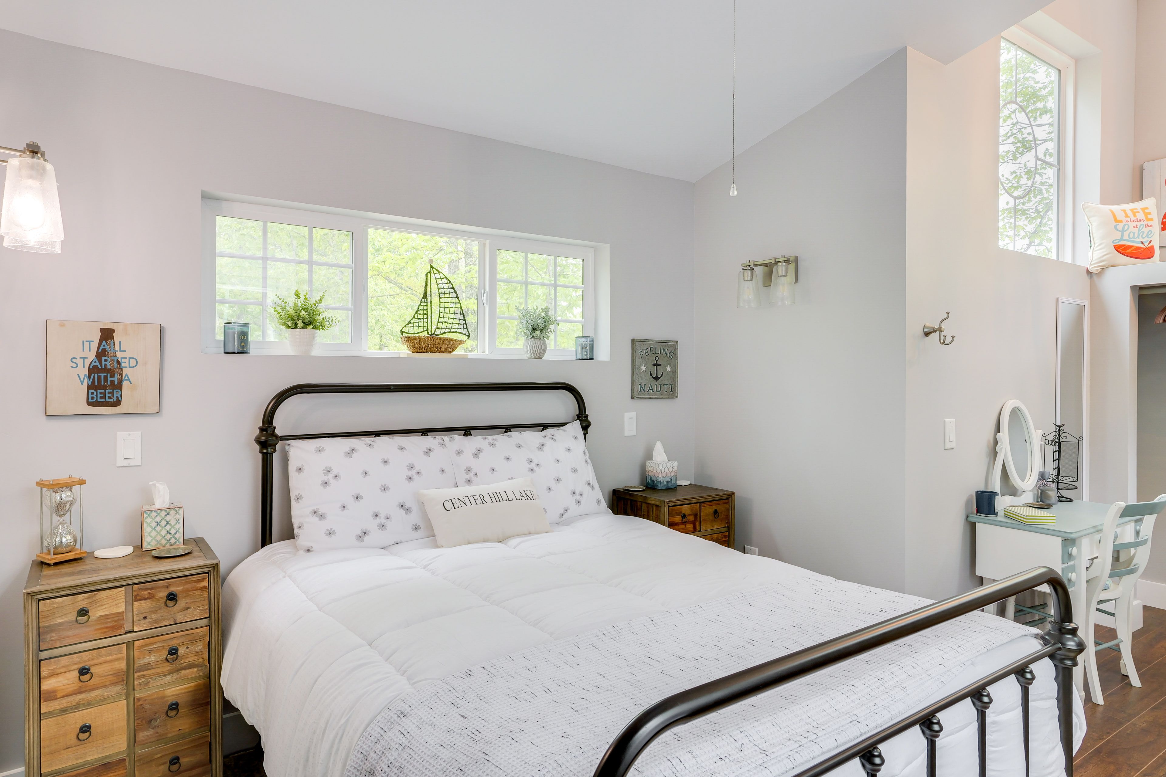 Bedroom | Queen Bed | Linens Provided | Smart TV