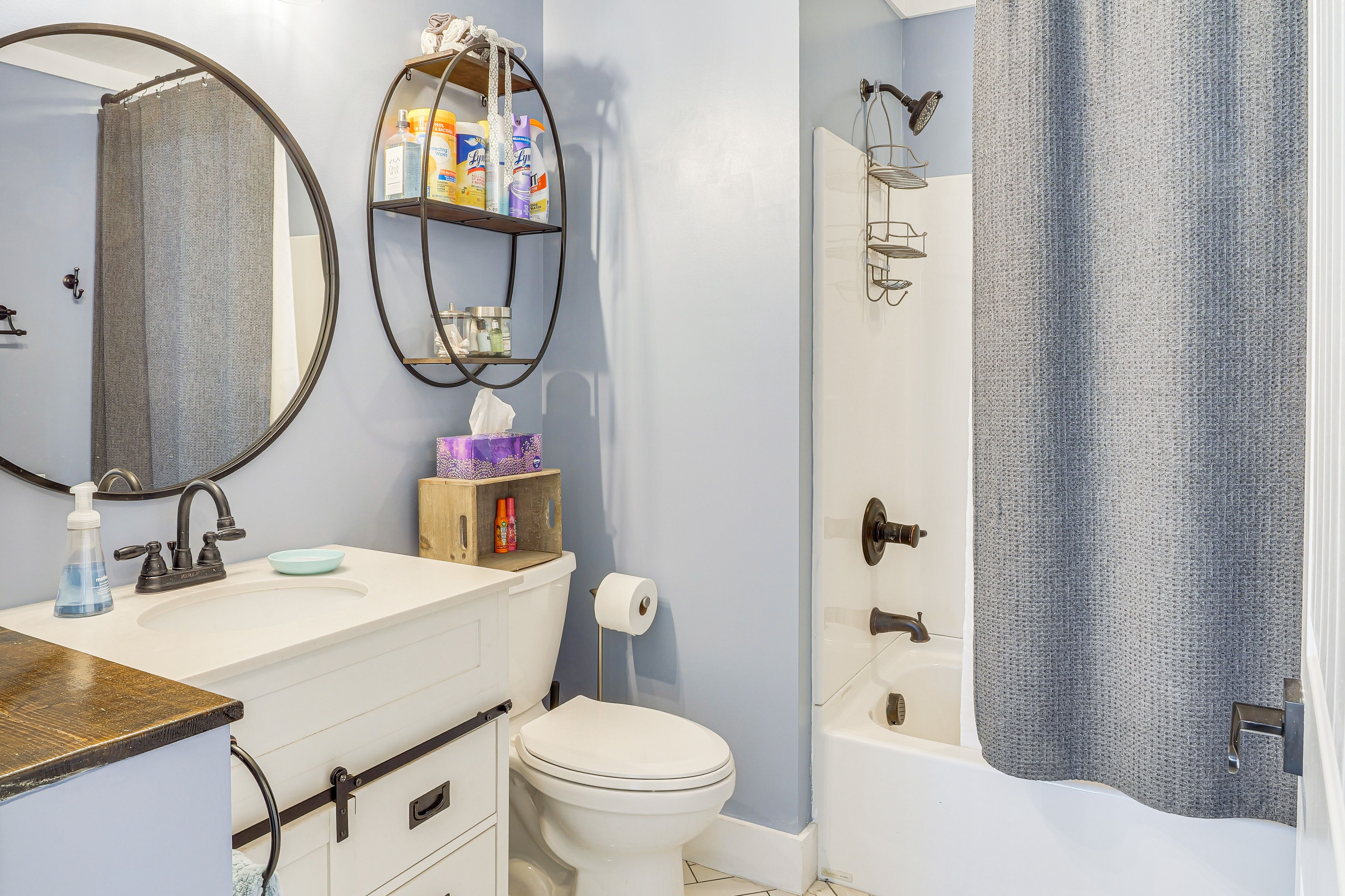 Full Bathroom | 1st Floor | Towels Provided | Hair Dryer