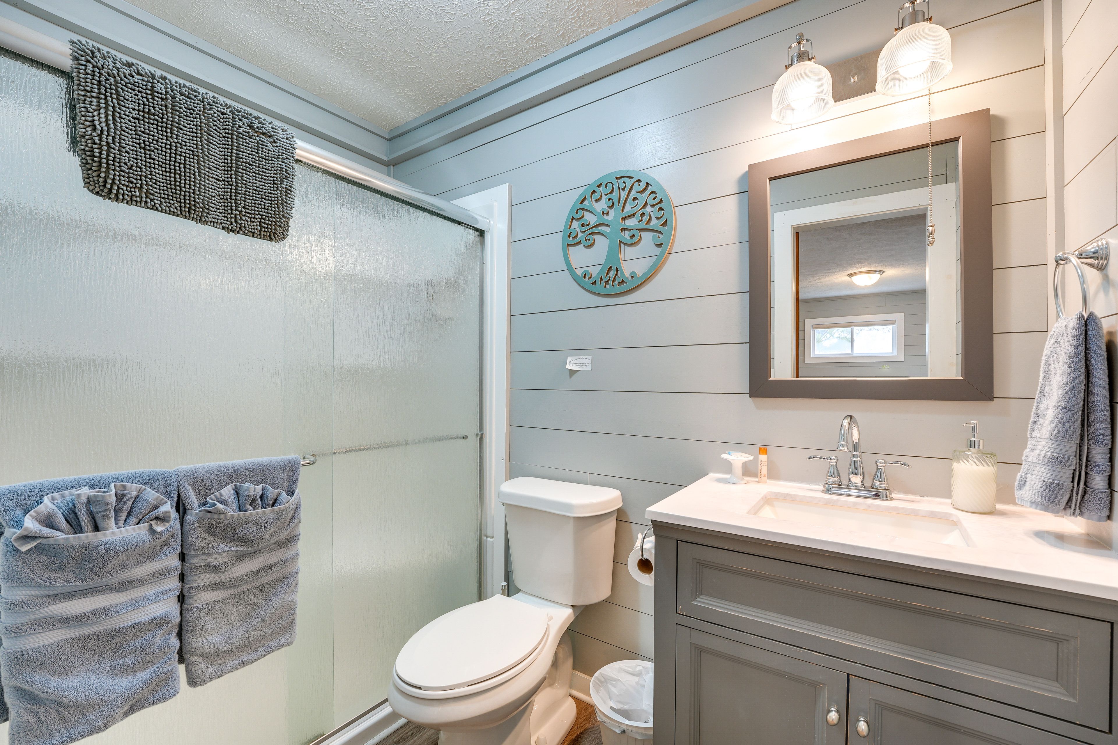 Full Bathroom | Towels Provided