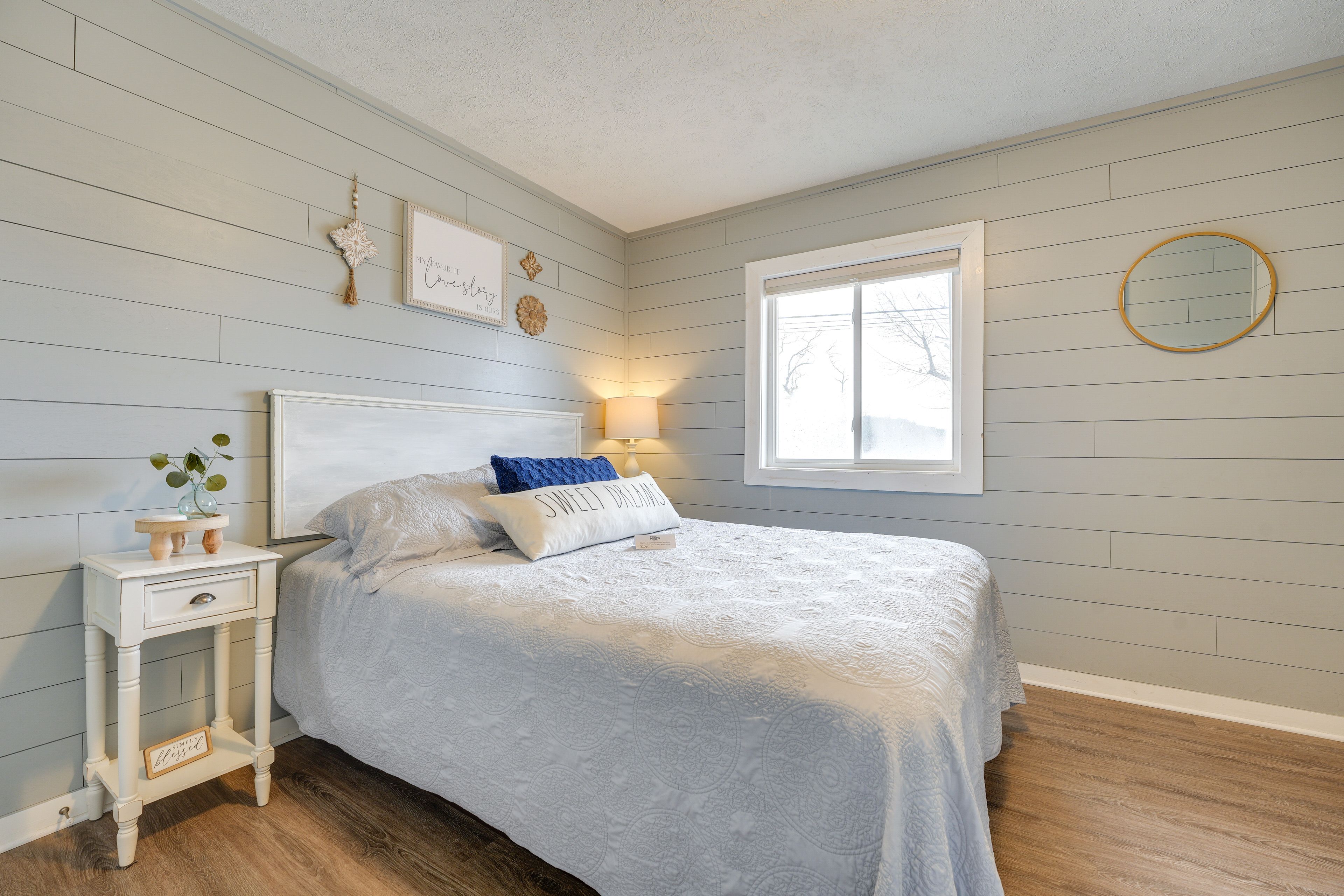 Bedroom | Queen Bed