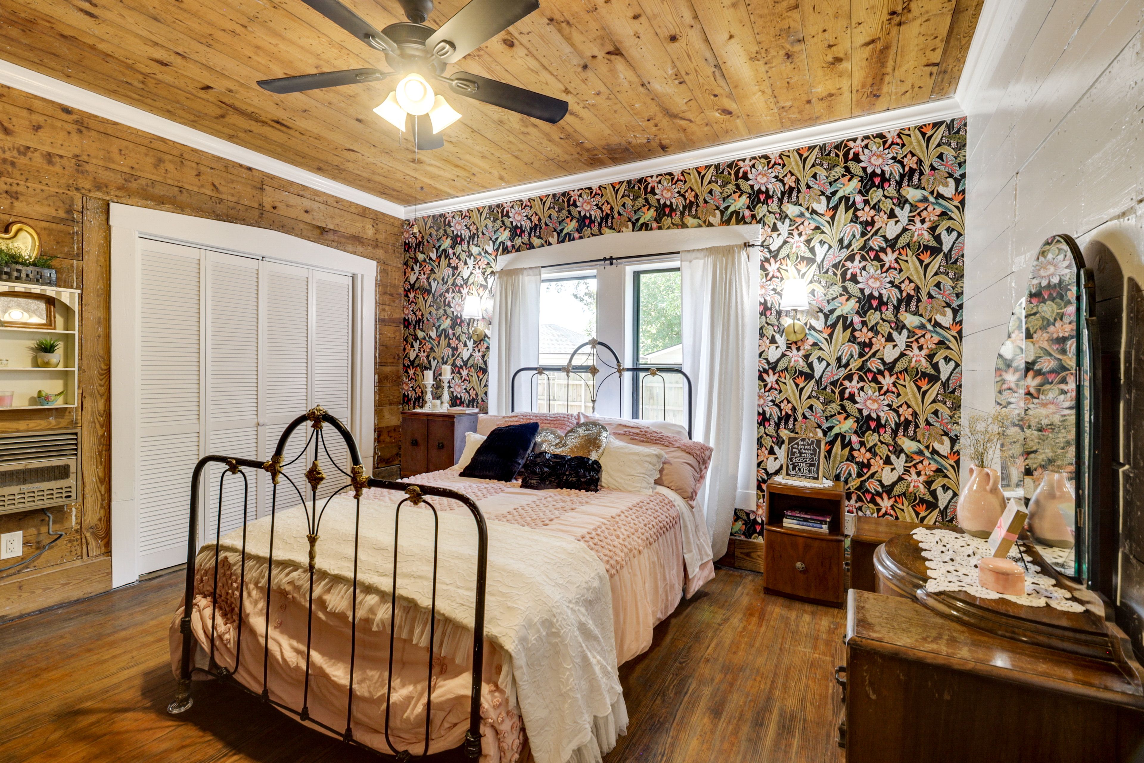 Bedroom 1 | Queen Bed
