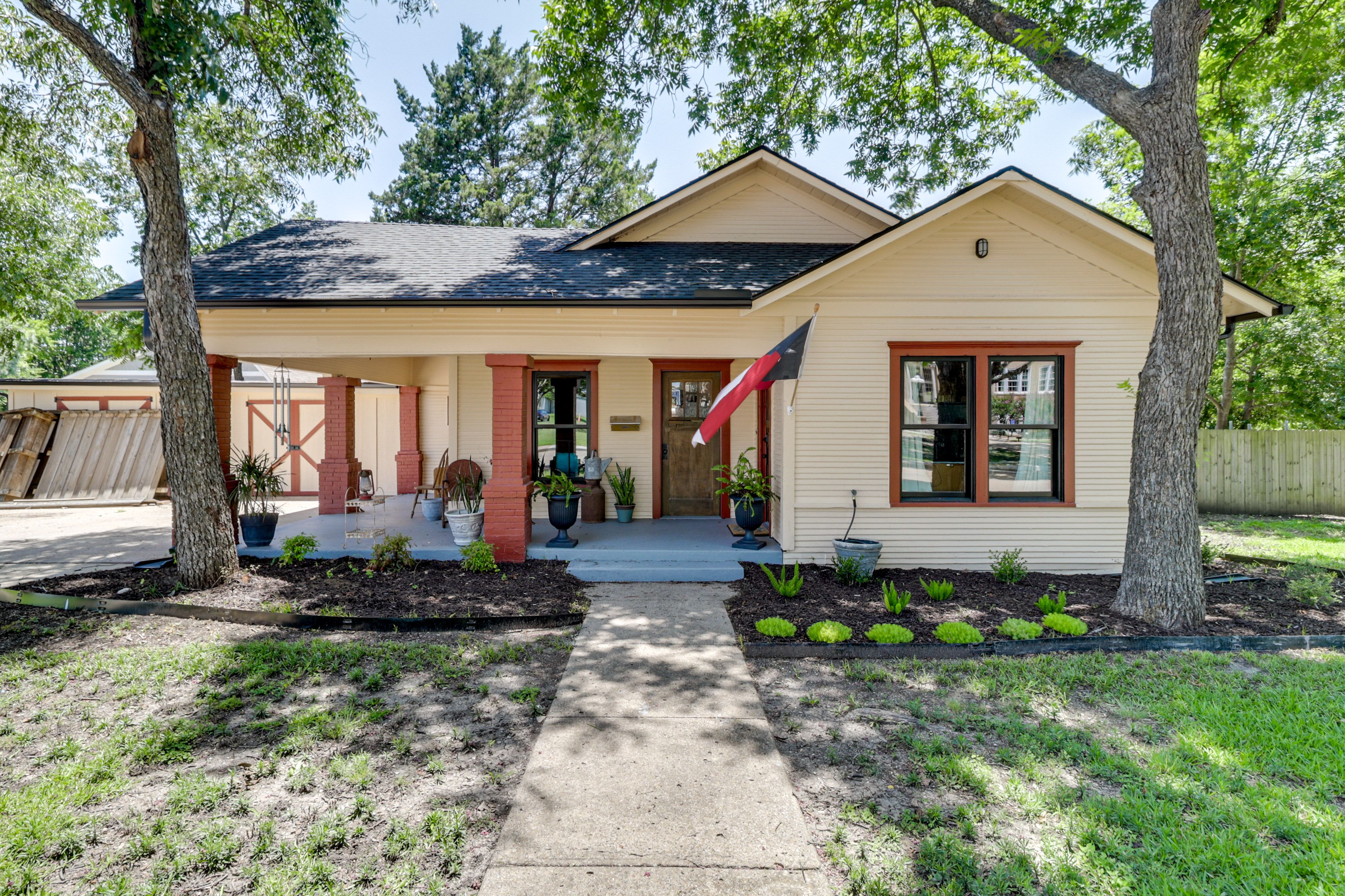 Waxahachie Vacation Rental | 2BR | 1.5BA | 1,472 Sq Ft | 1 Small Step to Enter