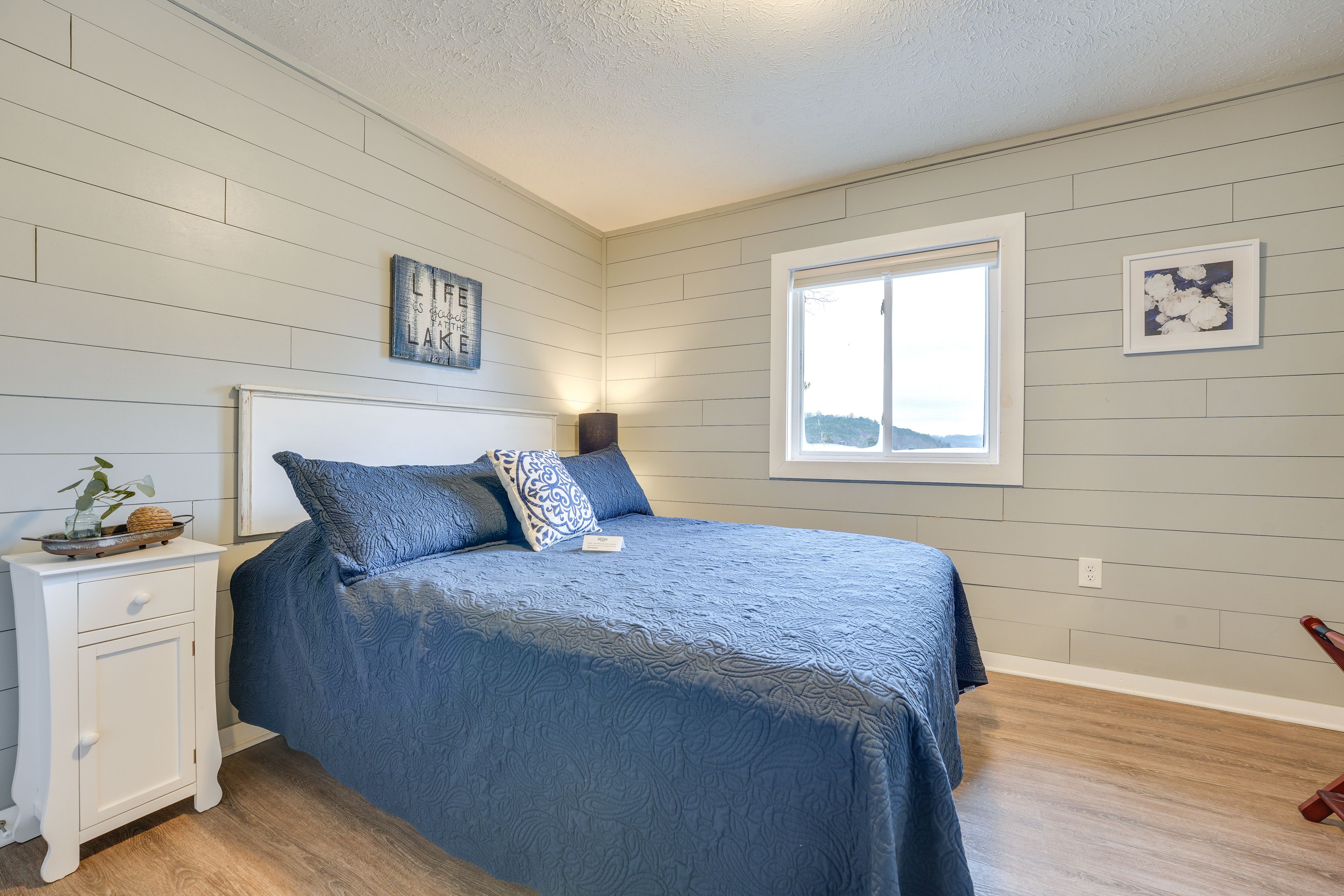 Bedroom | Queen Bed