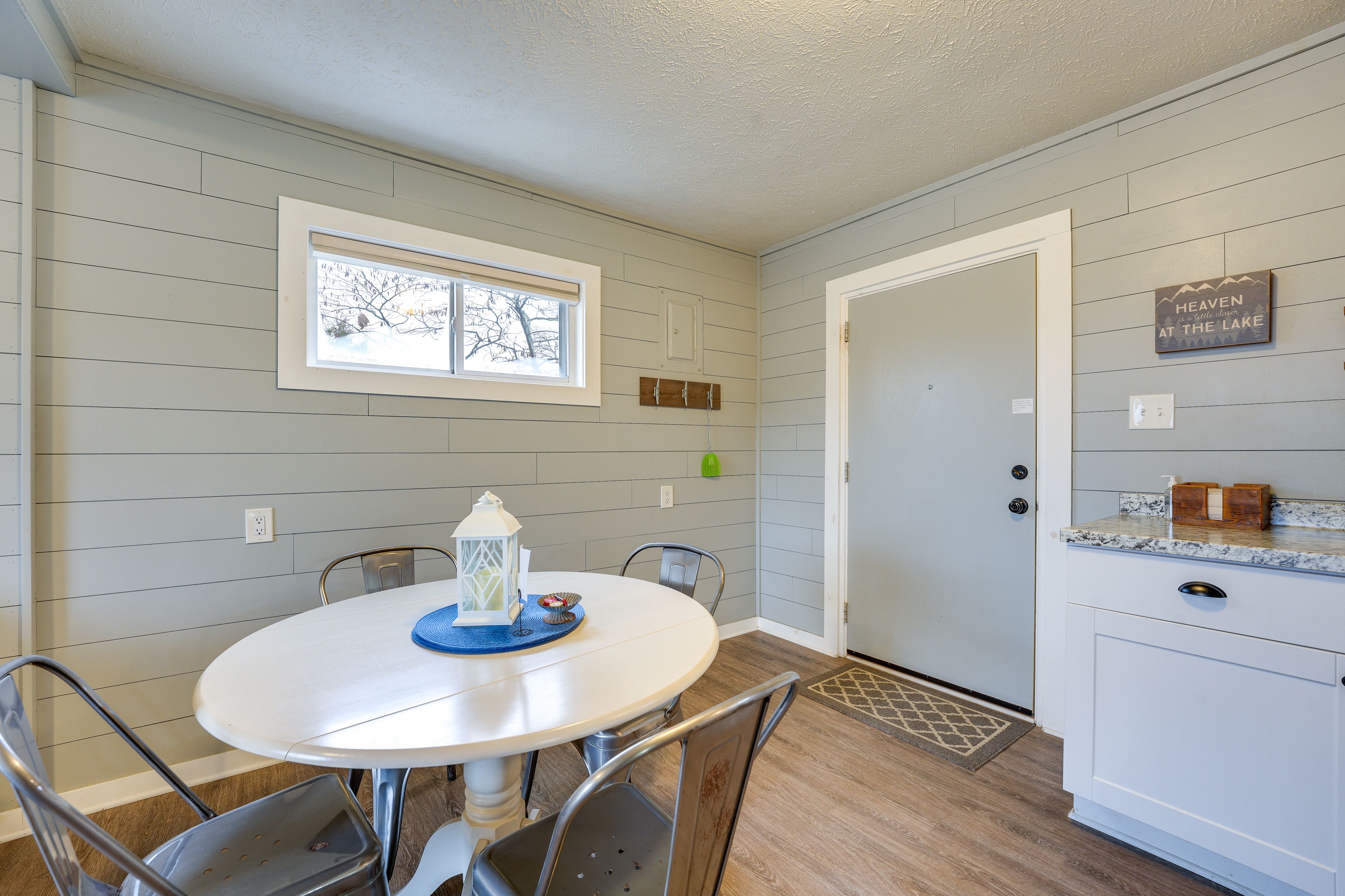 Dining Area | Dishware/Flatware Provided