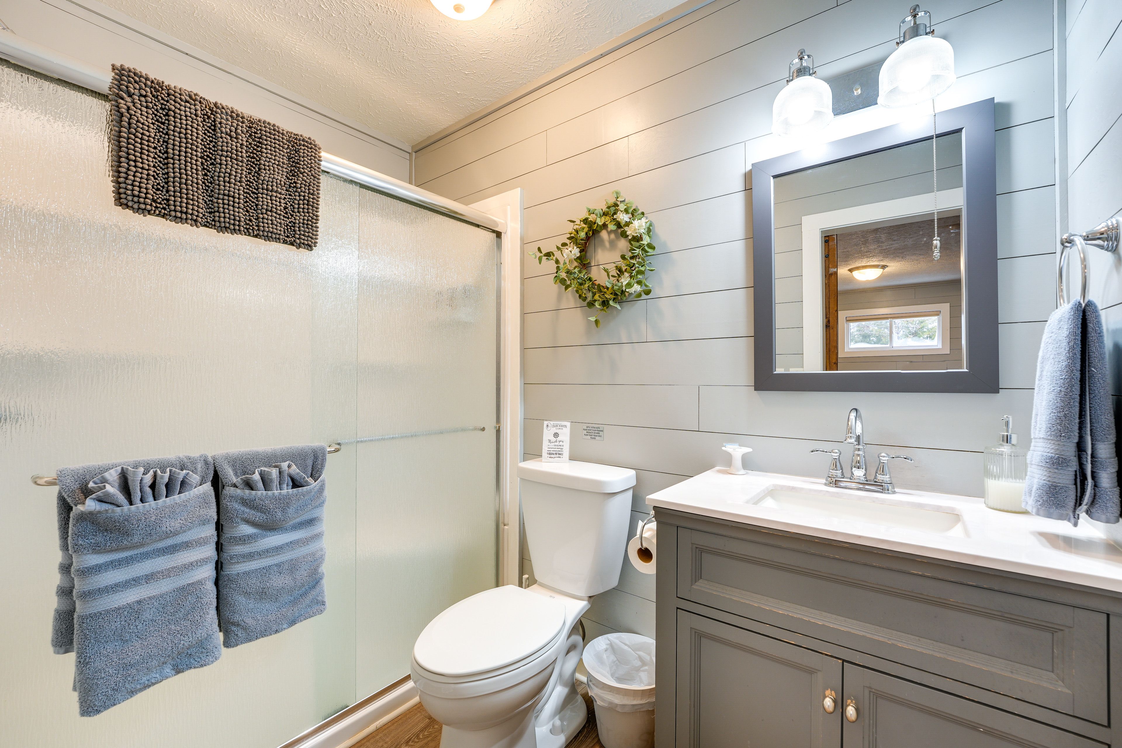 Full Bathroom | Towels Provided
