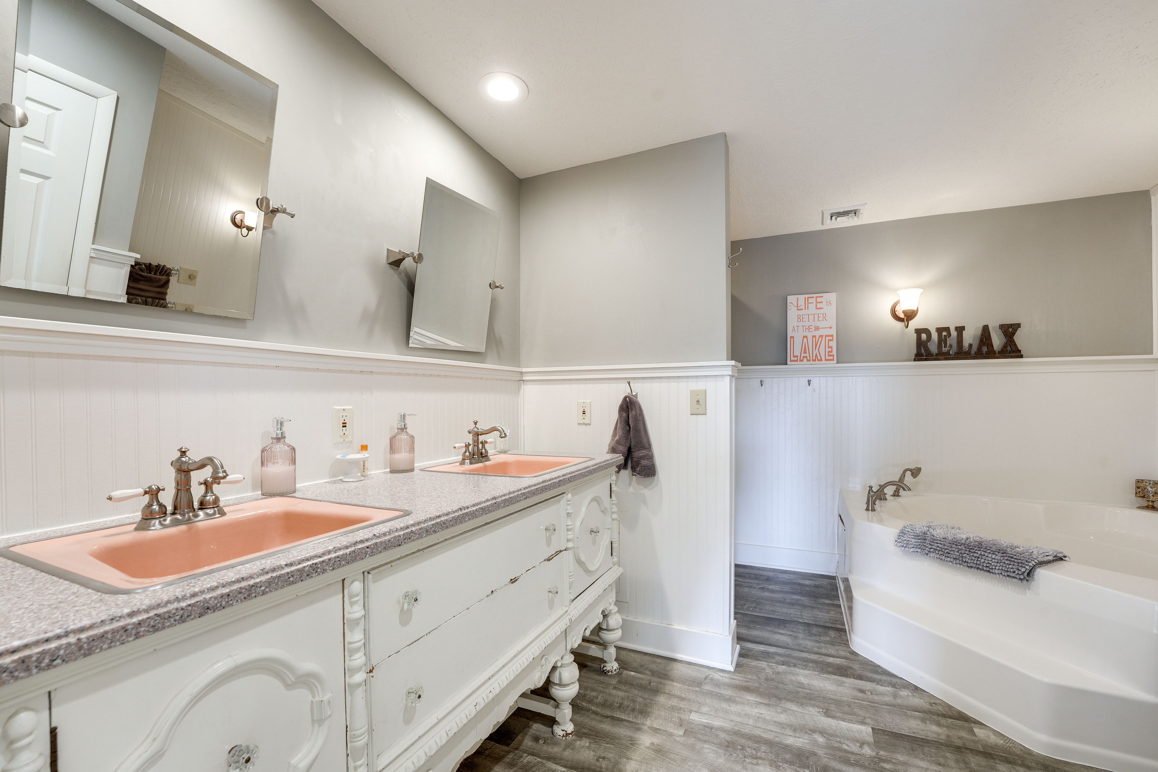 En-Suite Bathroom | Towels Provided | Jetted Tub