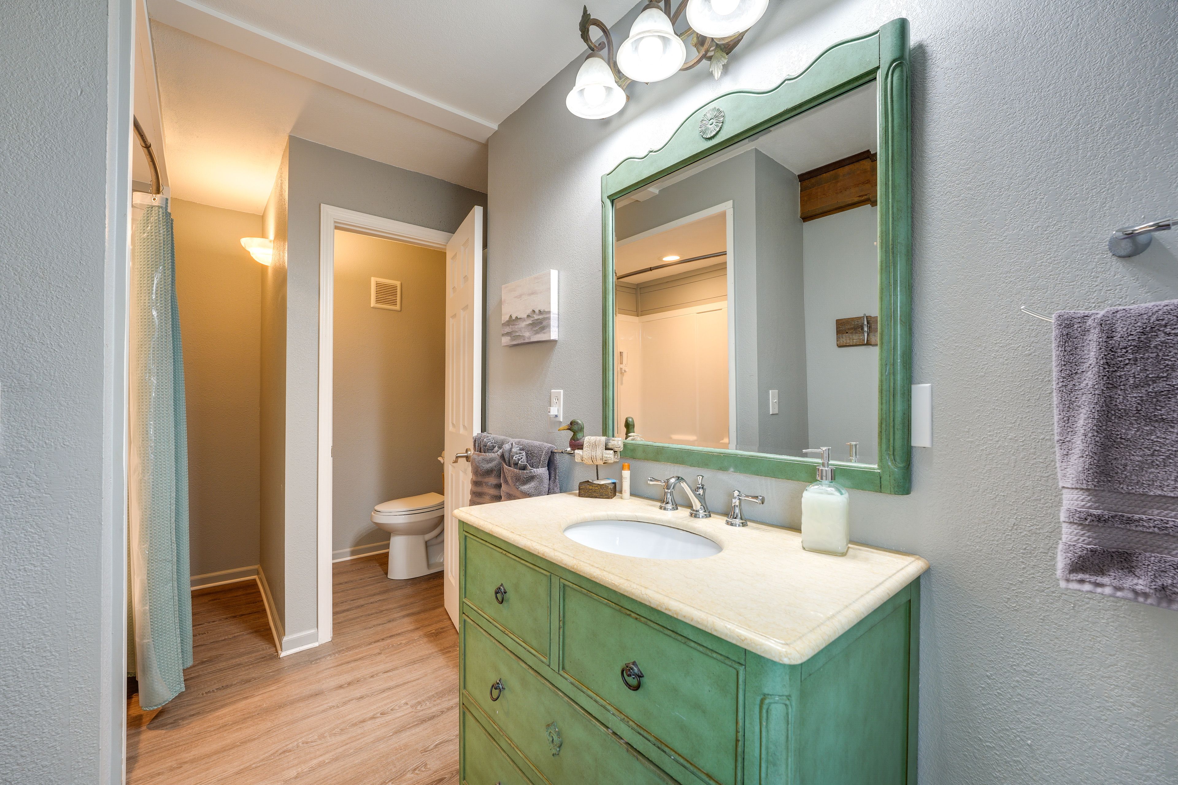 Full Bathroom | Towels Provided
