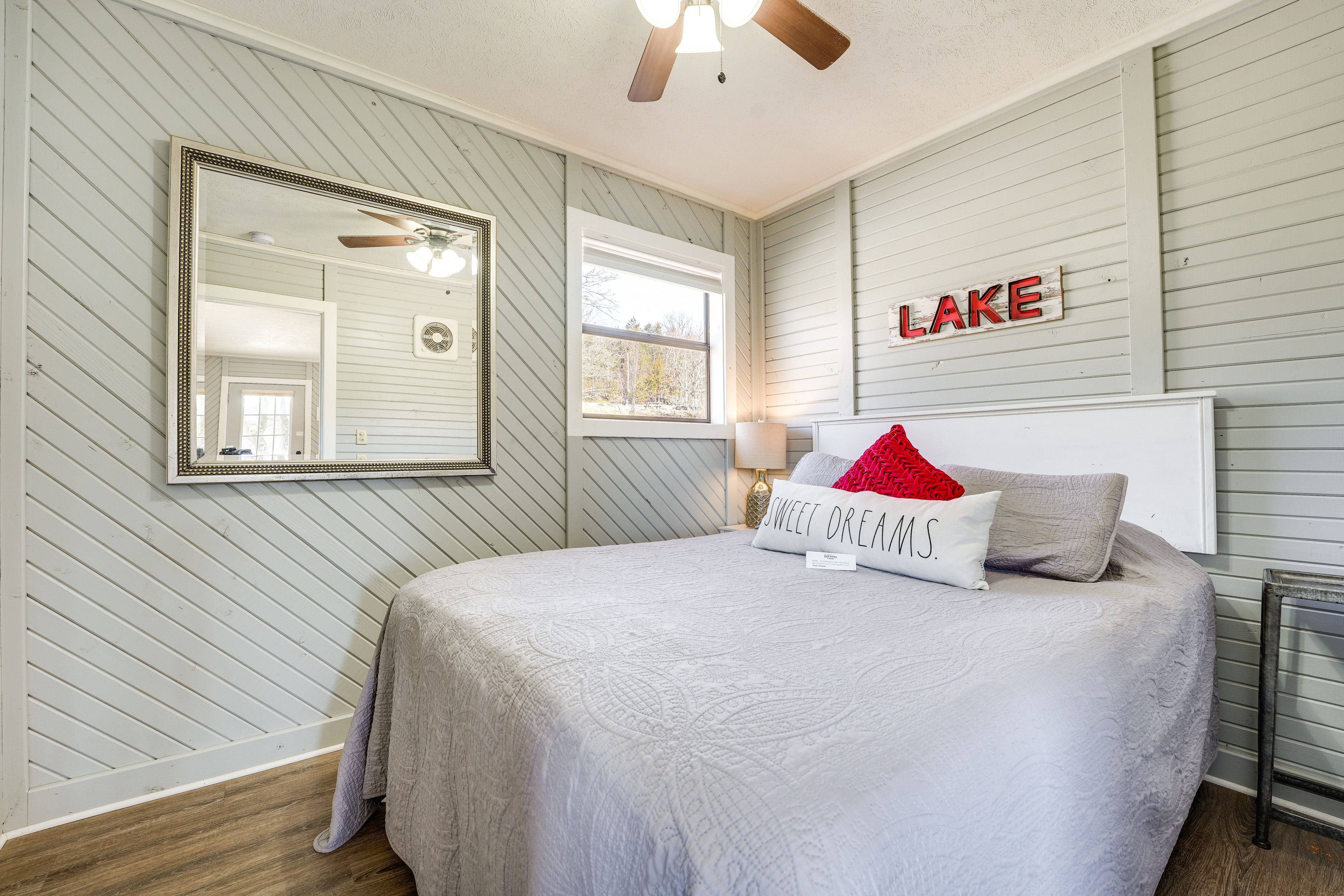 Bedroom | Queen Bed