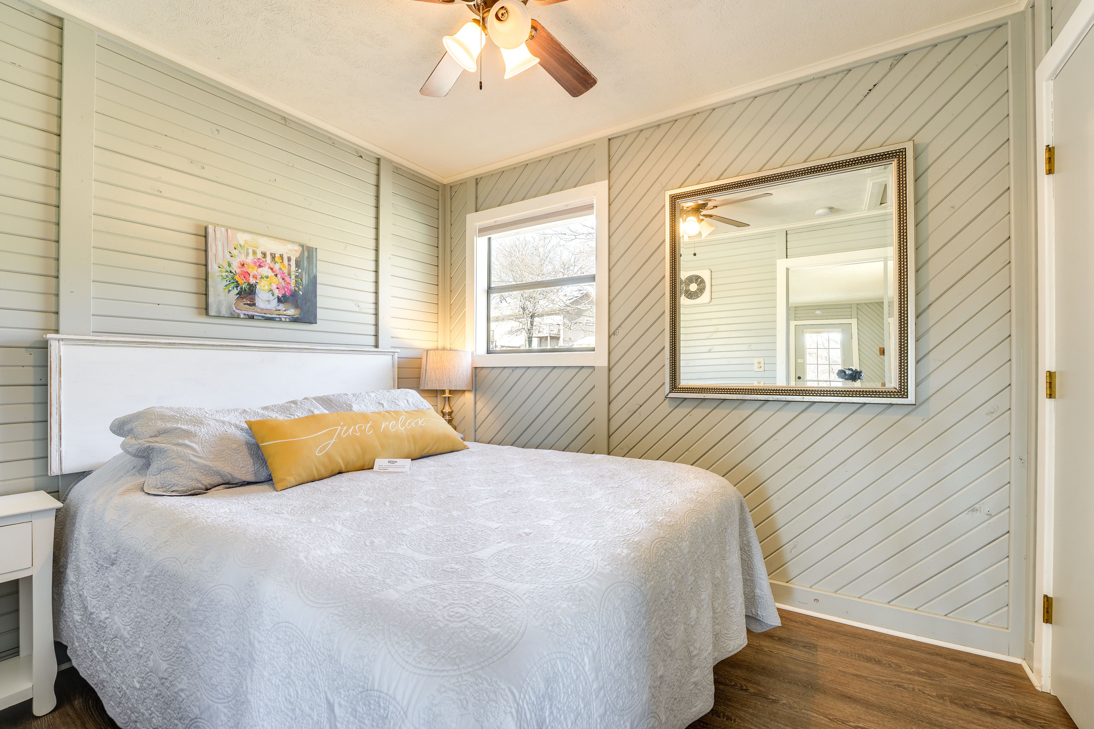 Bedroom | Queen Bed