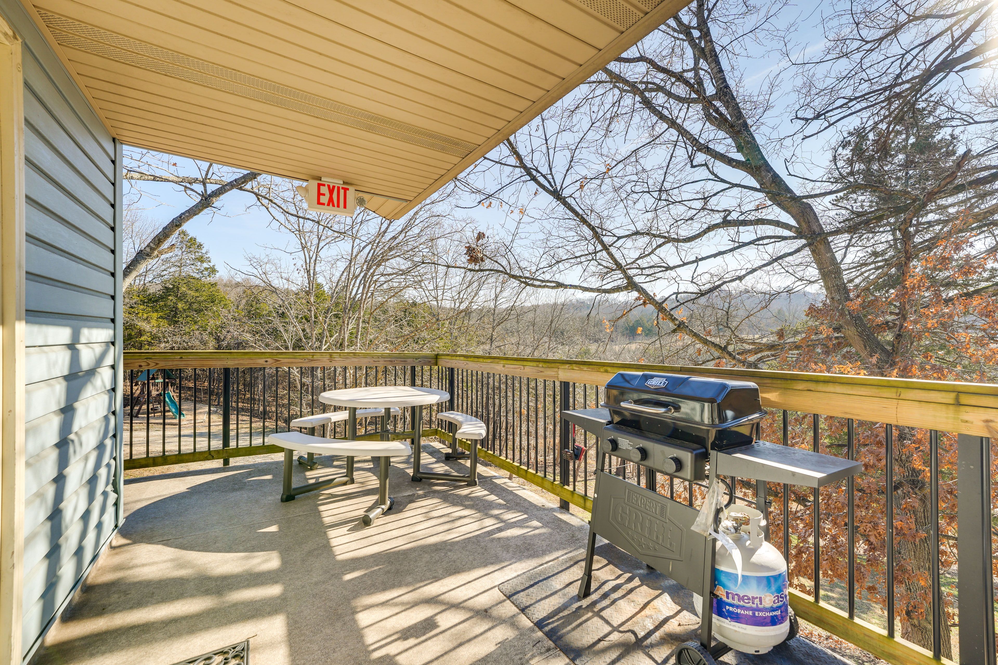 Shared Balcony | Outdoor Dining Area