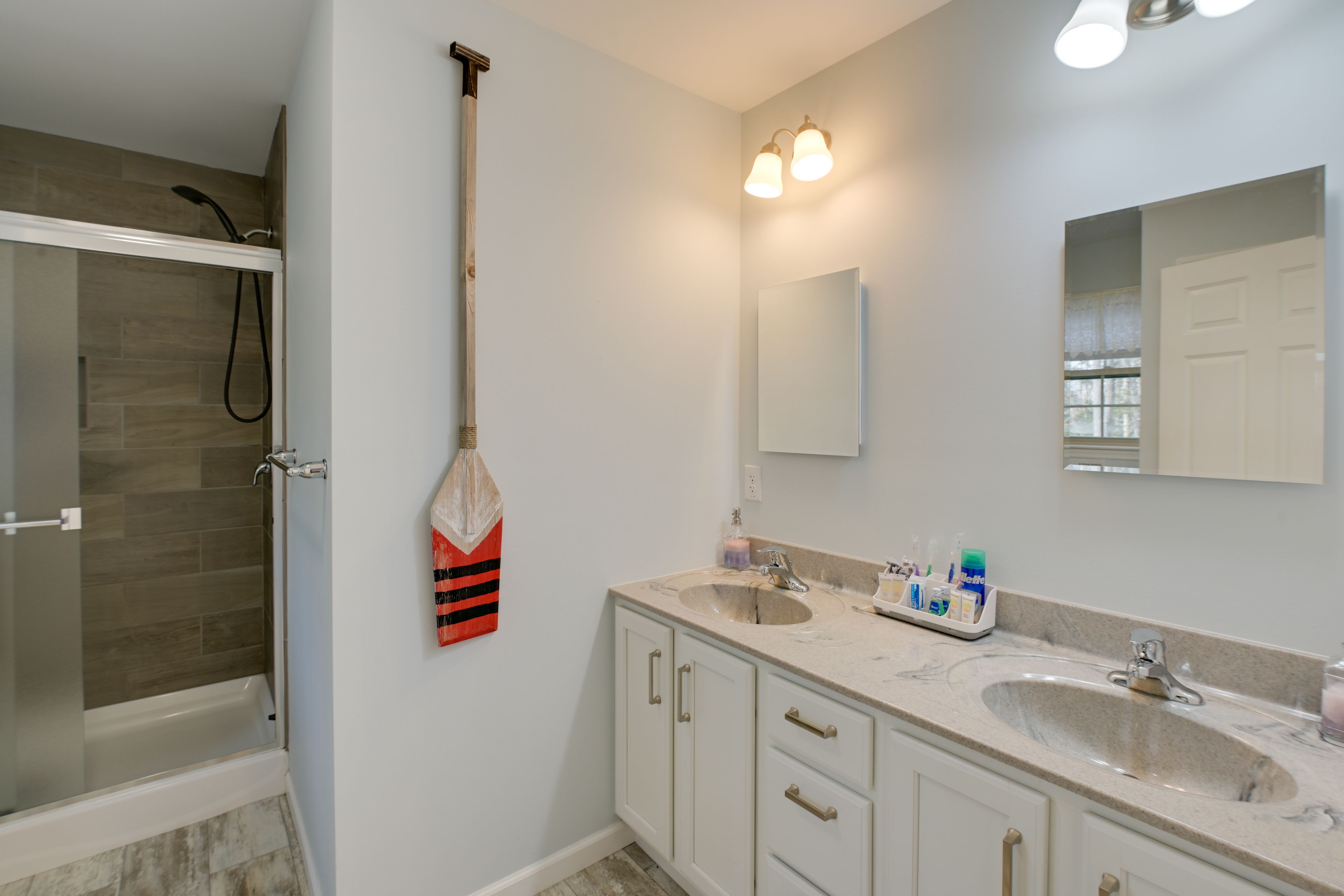 Full Bathroom | Upper Level | Complimentary Toiletries