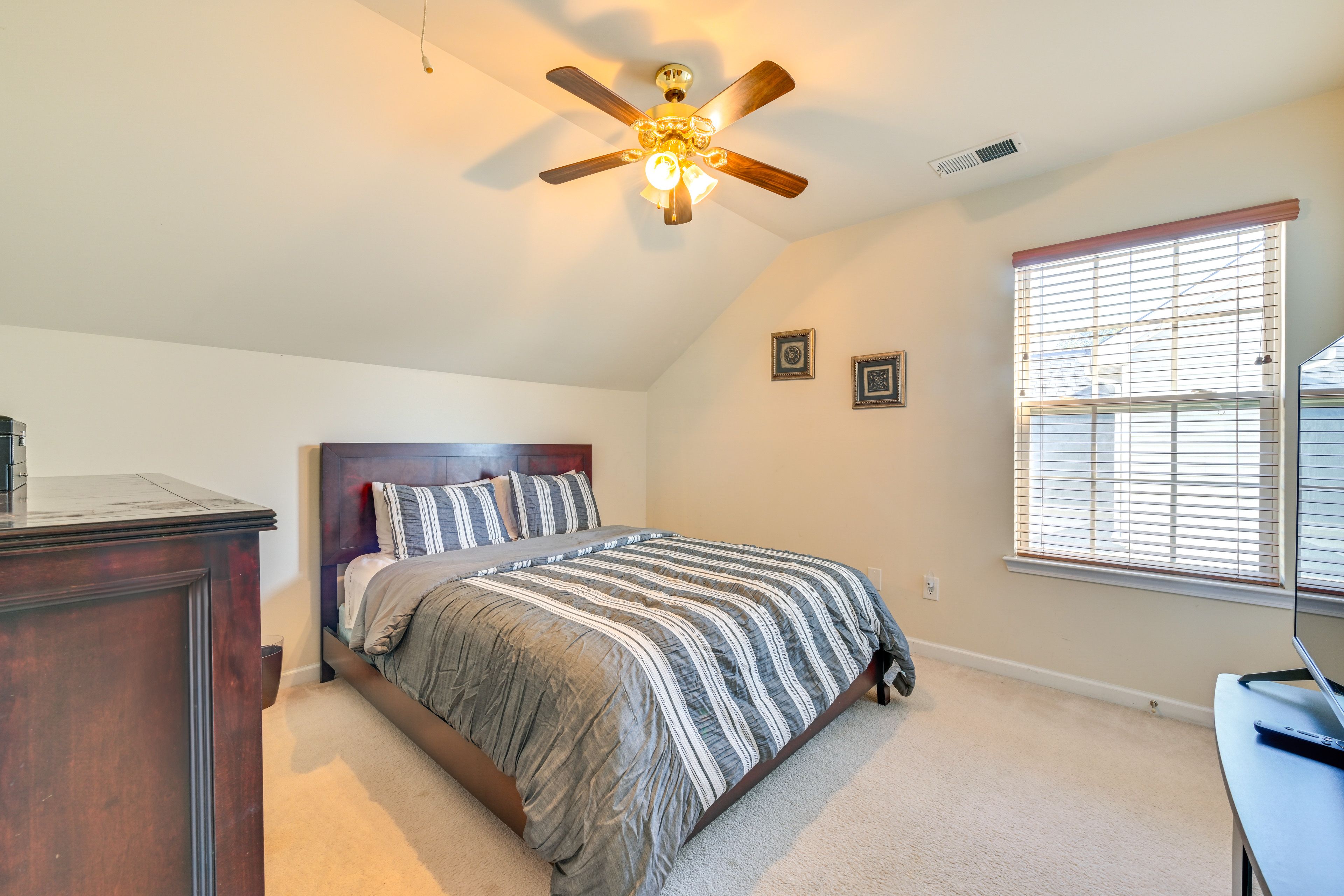 Bedroom 2 | 2nd Floor | Queen Bed | Smart TV w/ Cable