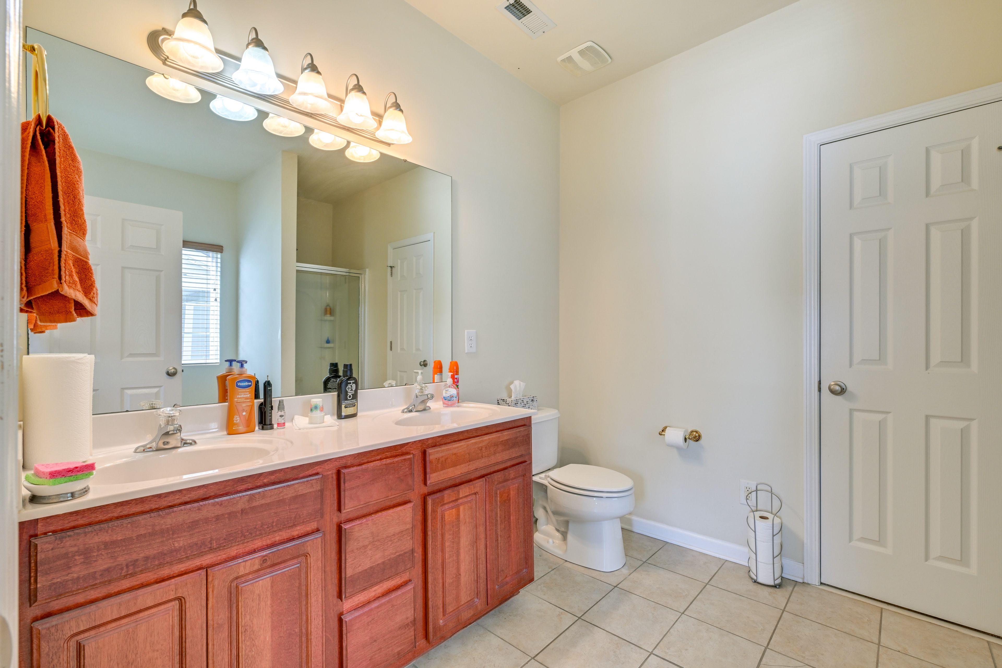 En-Suite Bathroom | 1st Floor | Towels Provided | Jetted Tub