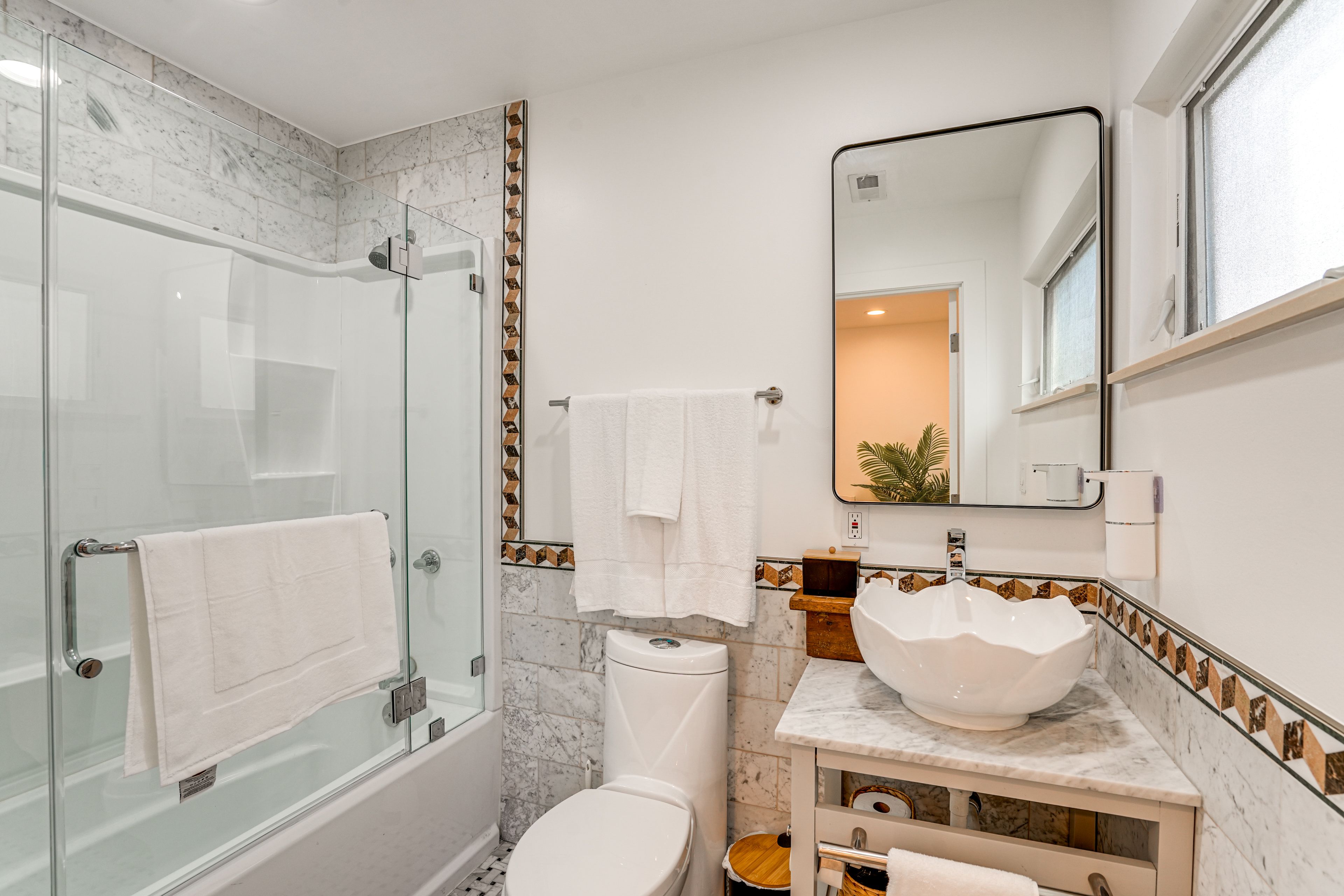 Full Bathroom | 1st Floor | Complimentary Toiletries