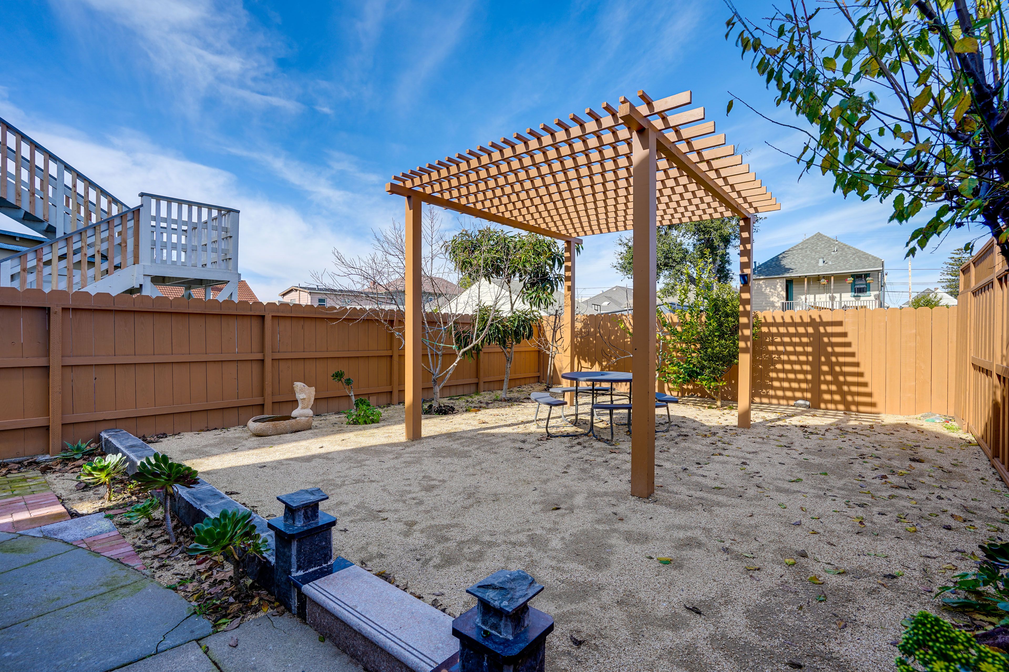 Shared Backyard | Fully Fenced | Outdoor Seating