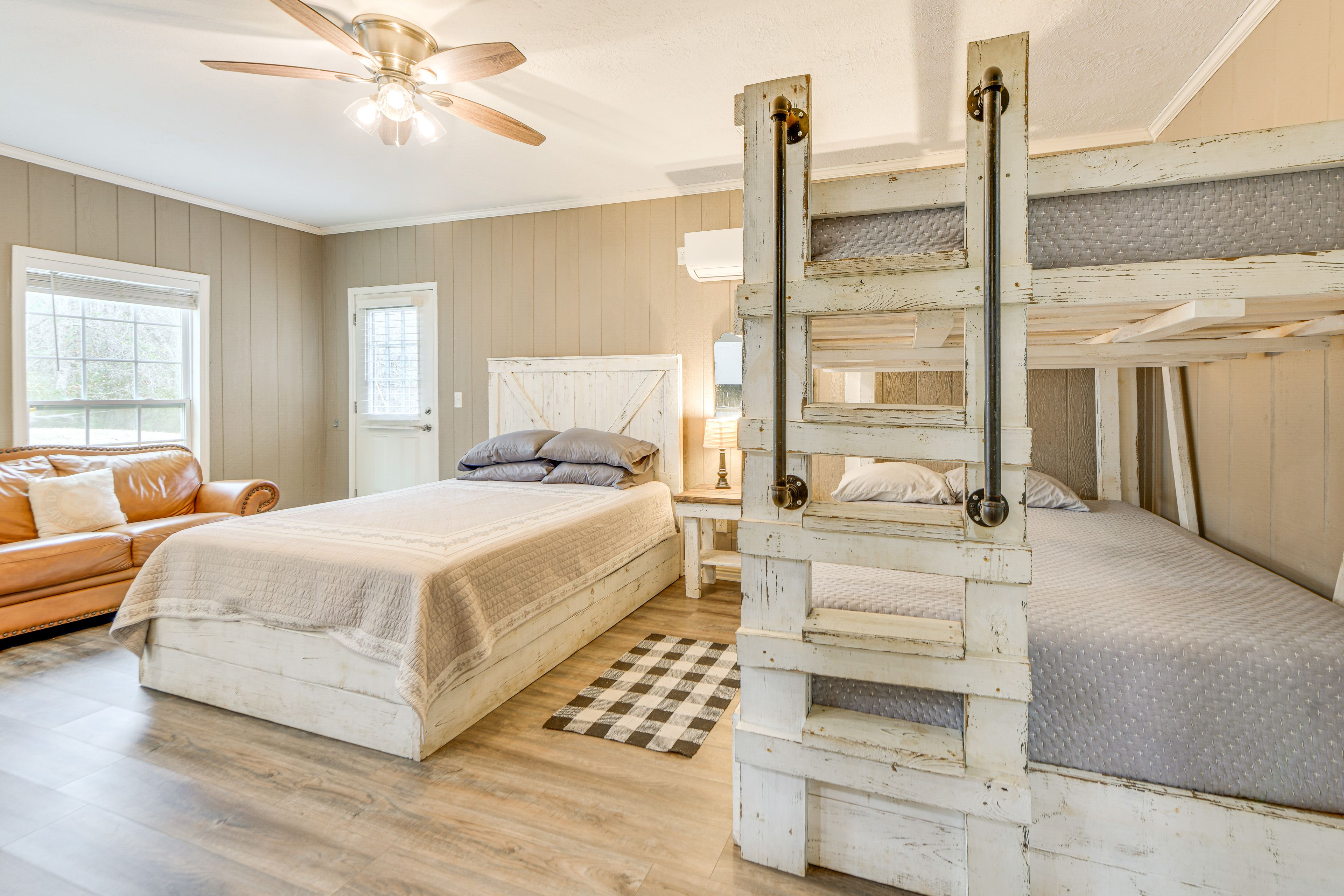 Bedroom 4 (Suite) | Queen Bed | Queen Bunk Bed | Smart TV