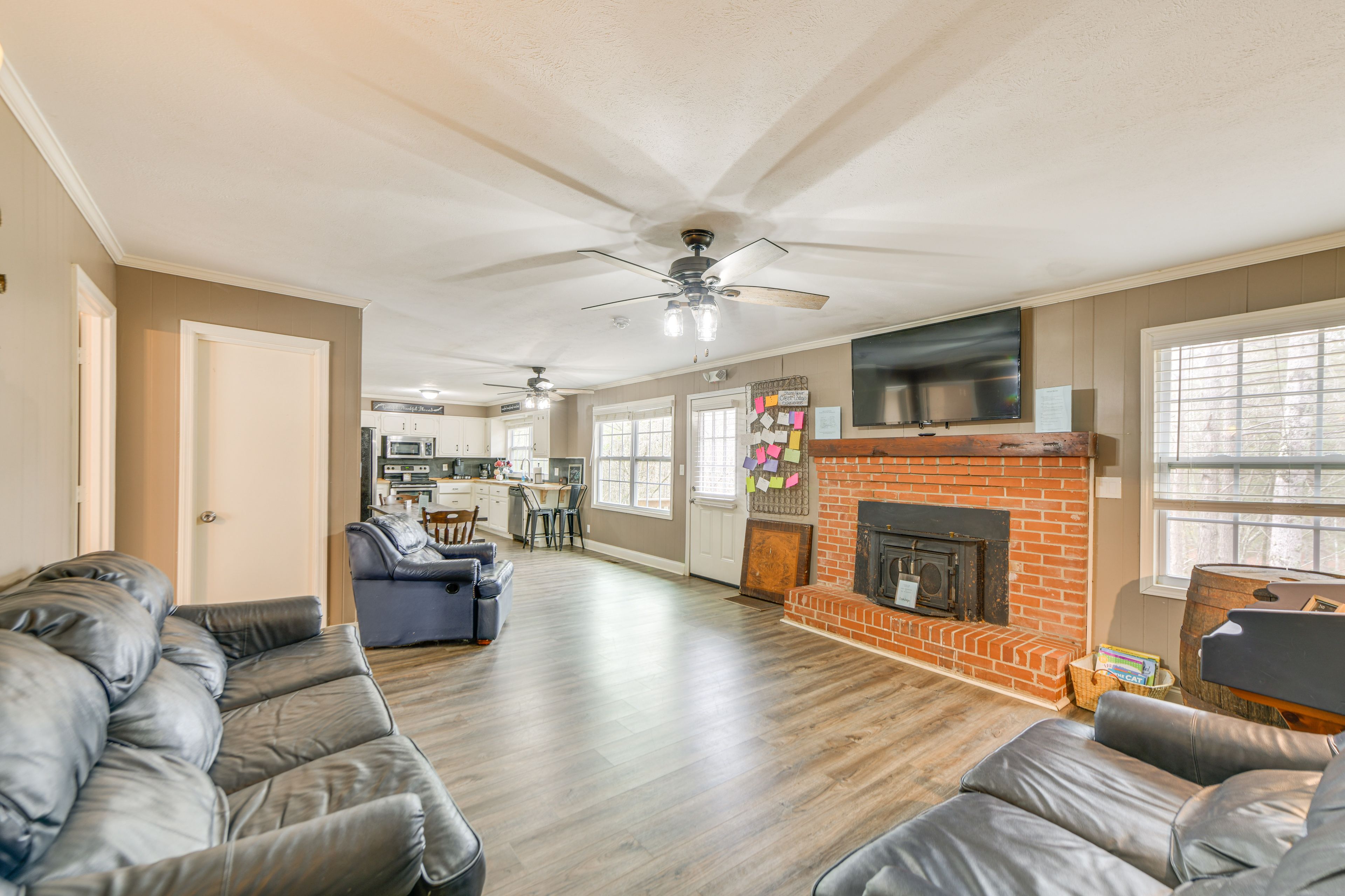 Living Room | Smart TV | Free WiFi | Central A/C & Heating