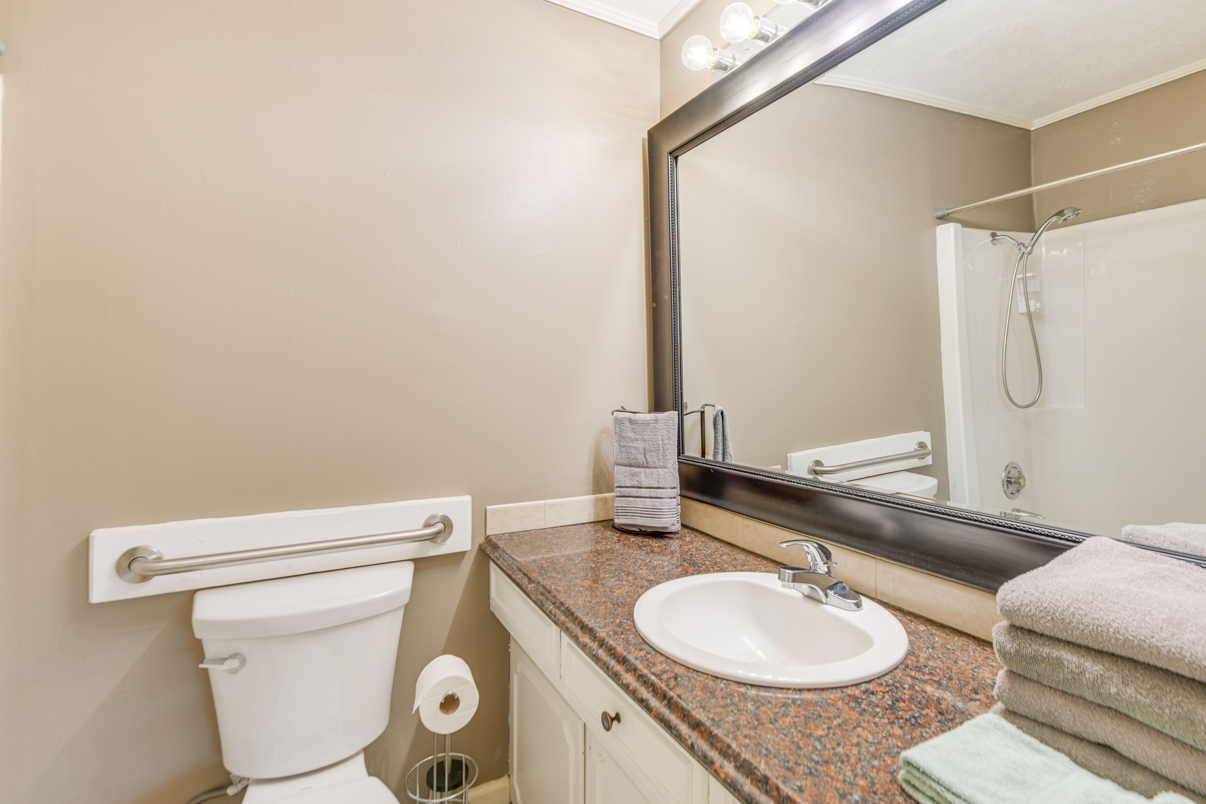 En-Suite Bathroom | Tub/Shower Combo