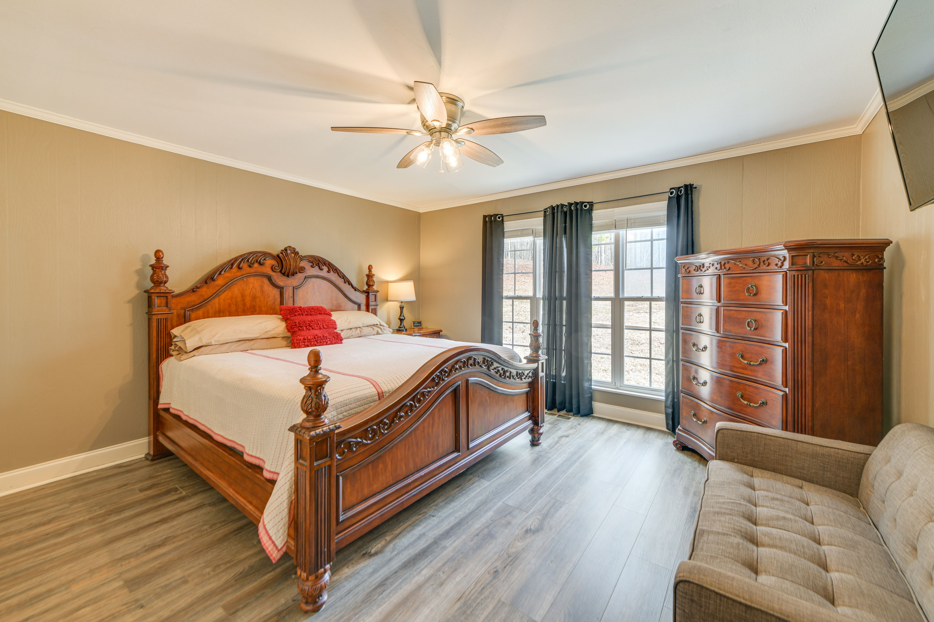 Bedroom 1 | King Bed | Smart TV