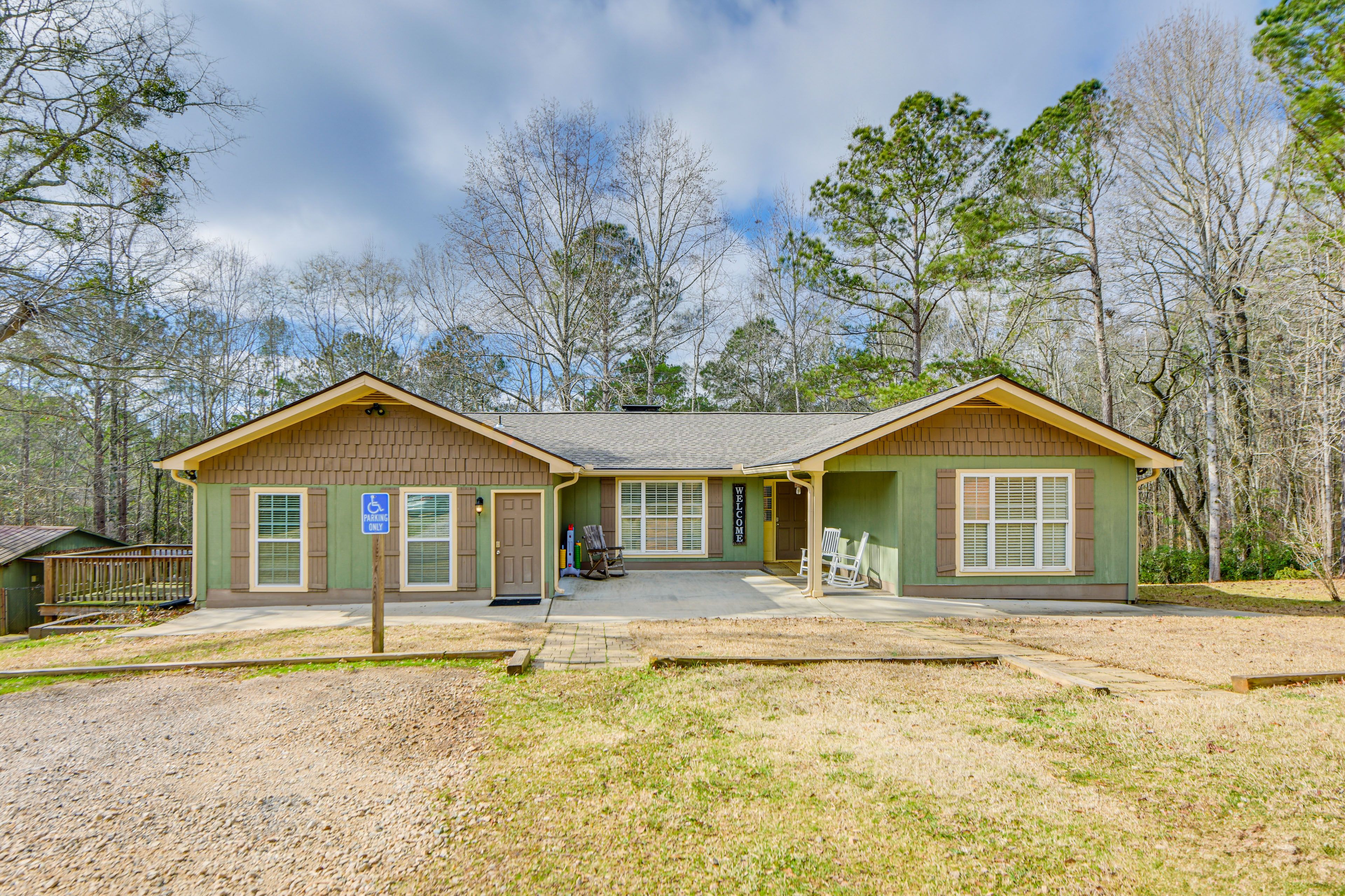 Property Exterior | Driveway (5 Vehicles)