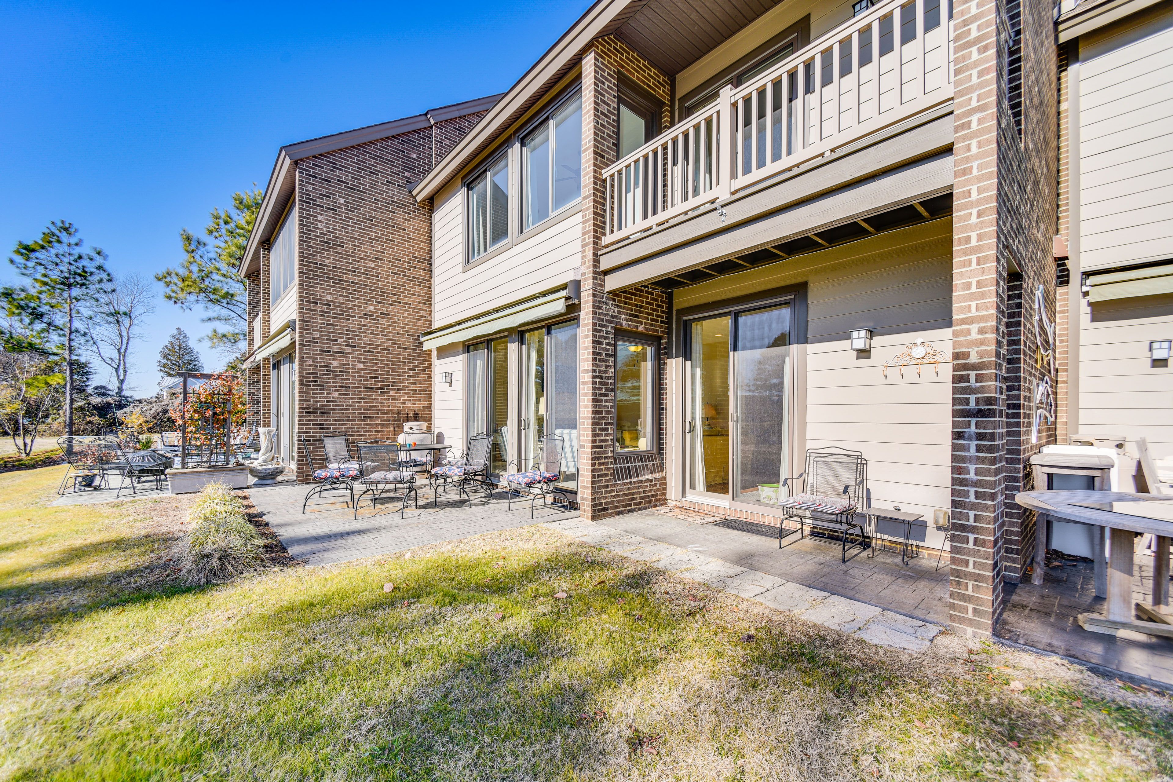 2-Story Townhome | Private Balcony | Self Check-In | 7 Mi to Downtown