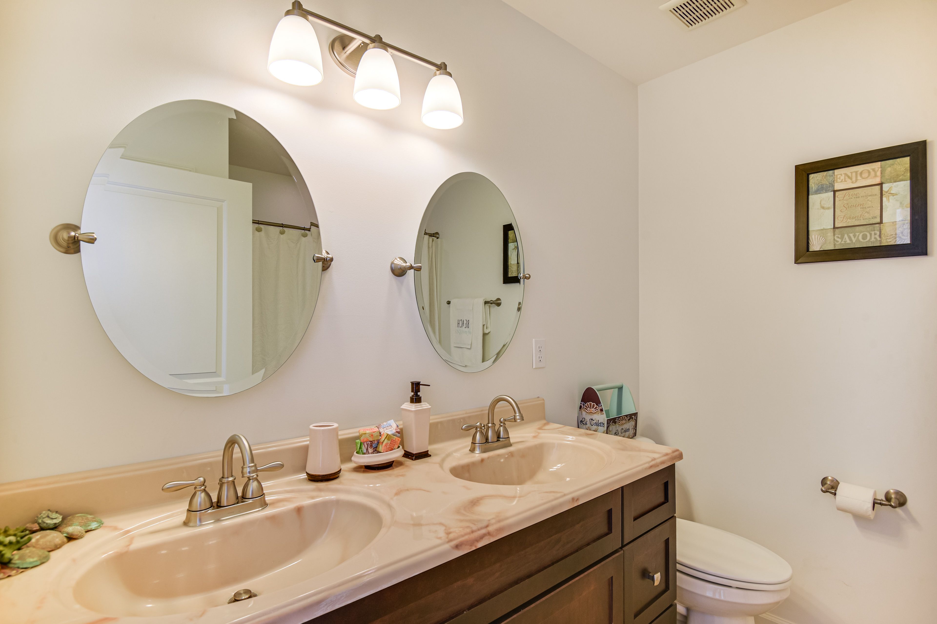 Full Bathroom | 2nd Floor | Complimentary Toiletries
