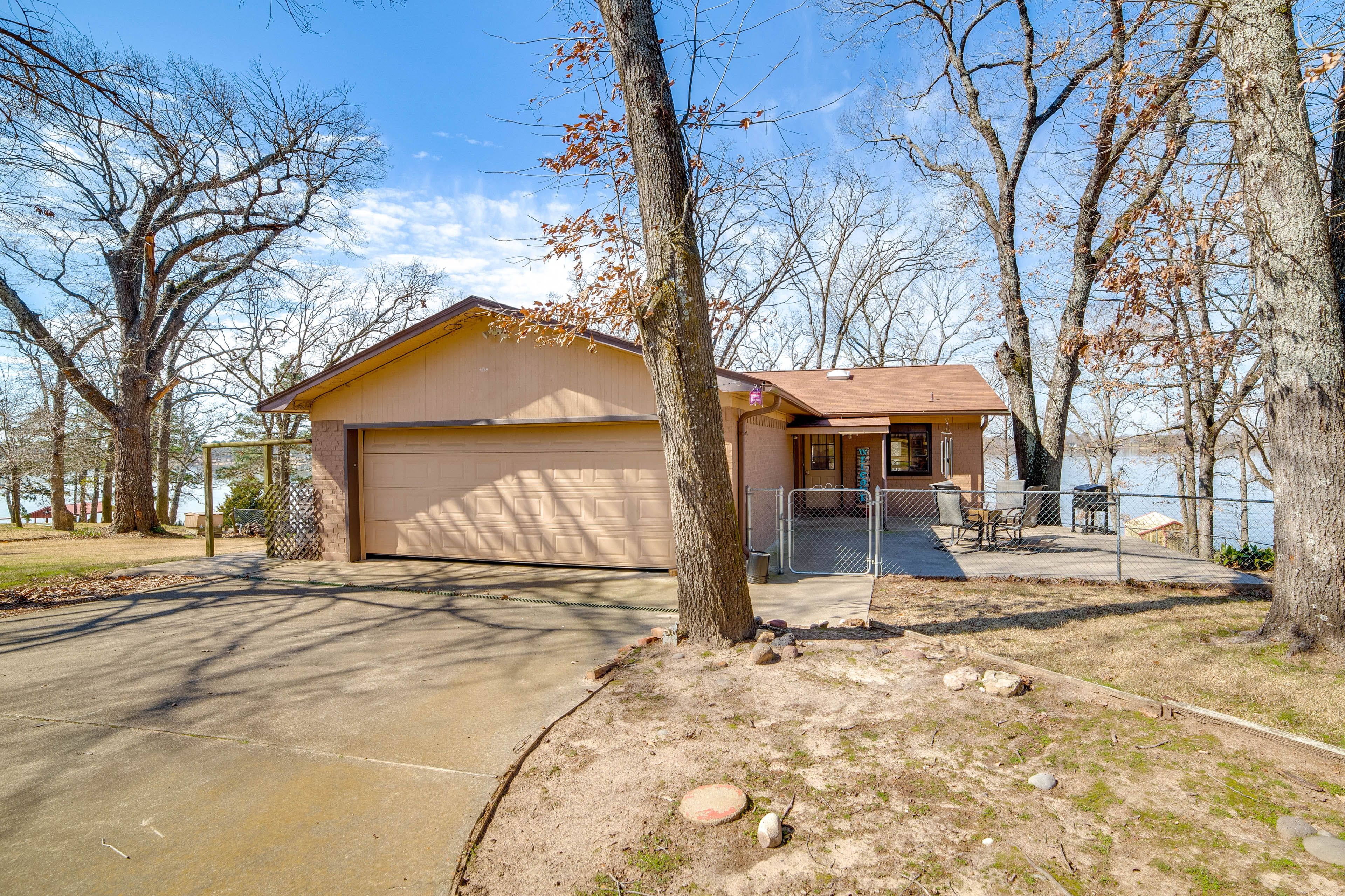 Exterior | Driveway (6 Vehicles) | Garage (1 Vehicle) | RV/Trailer Parking