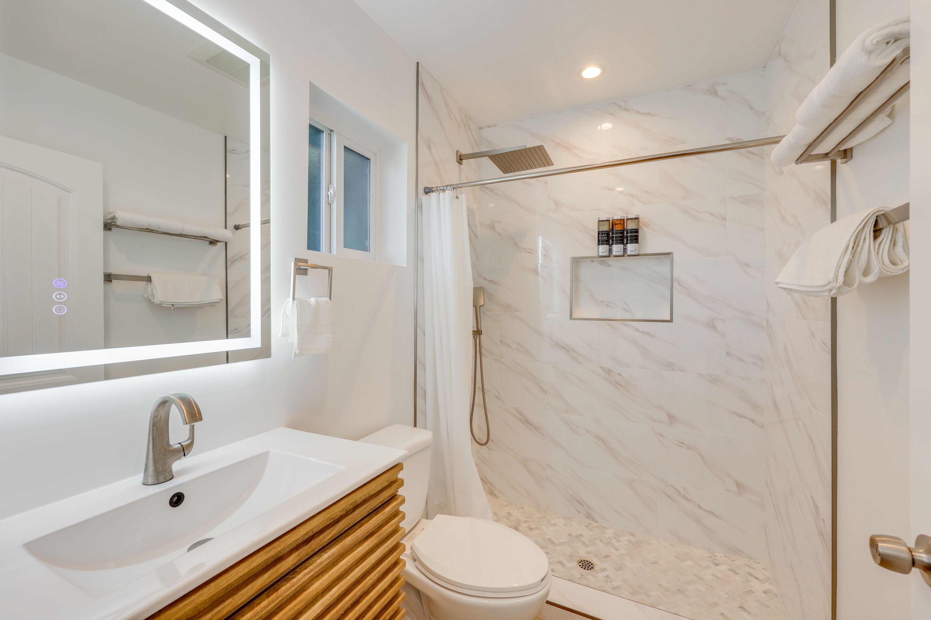 Full Bathroom | Towels Provided