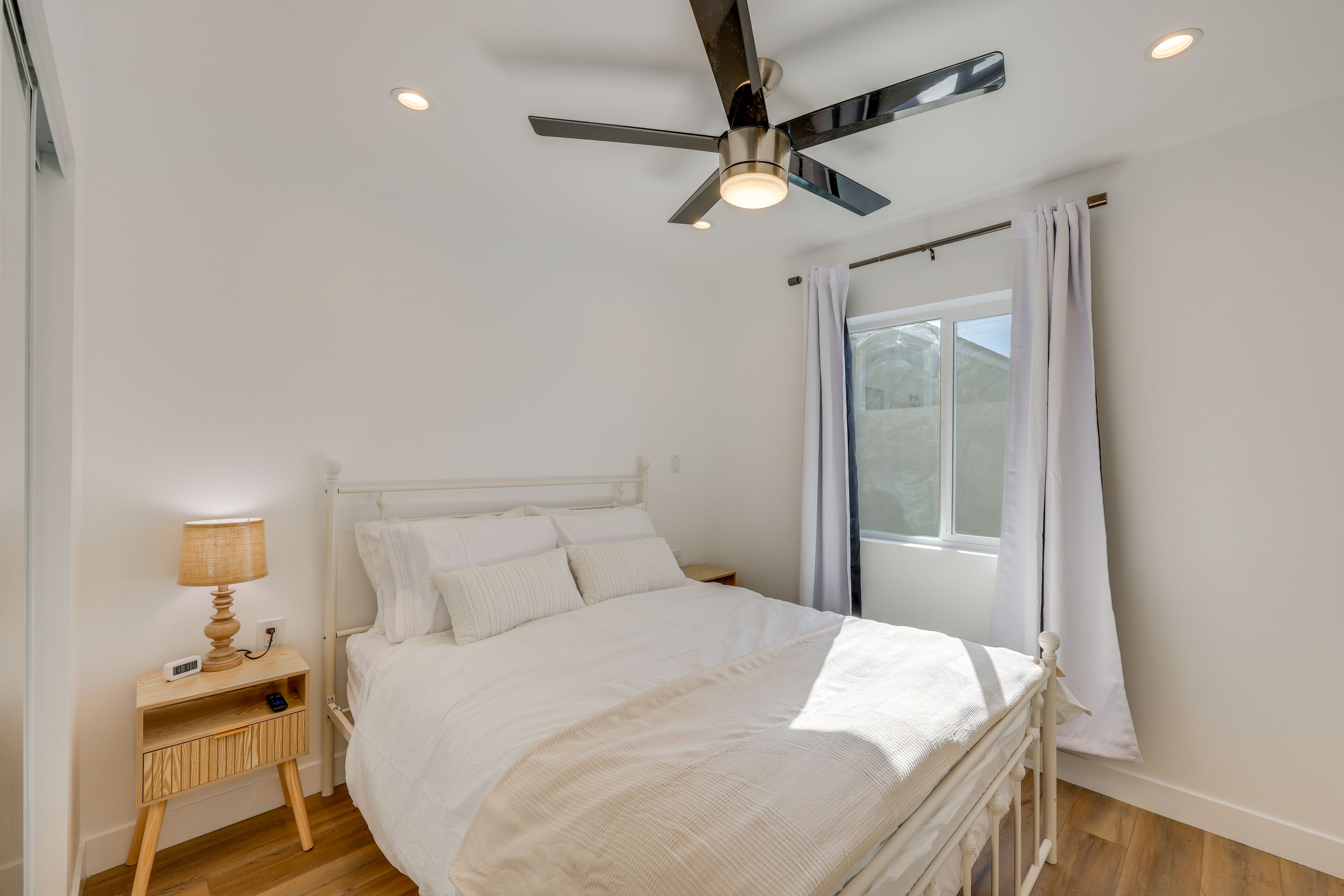 Bedroom | Queen Bed | Linens Provided | Flat-Screen TV