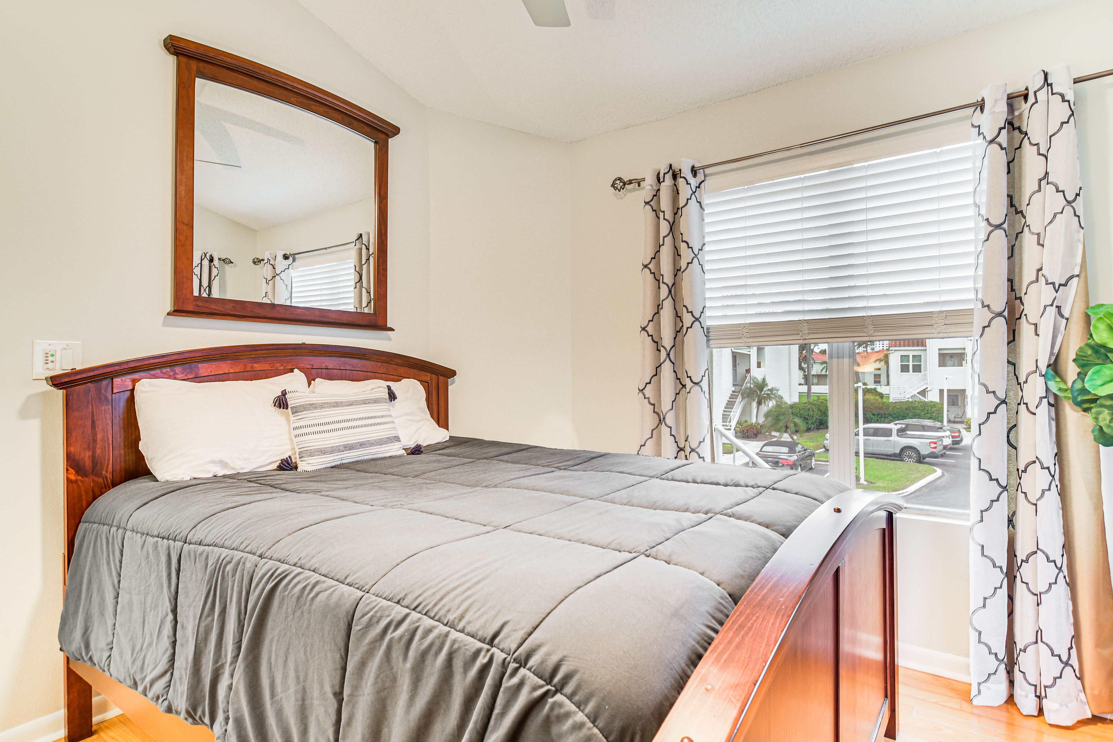 Bedroom 2 | Queen Bed