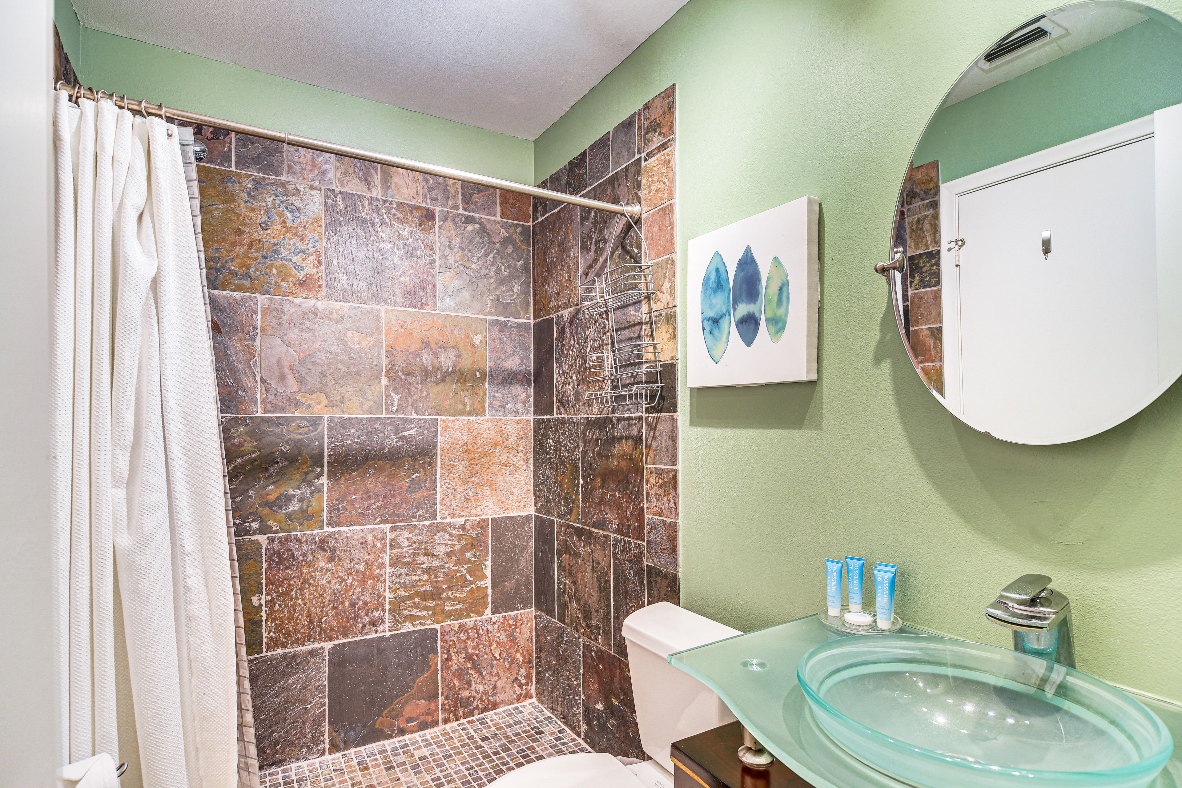 Full Bathroom | Complimentary Toiletries
