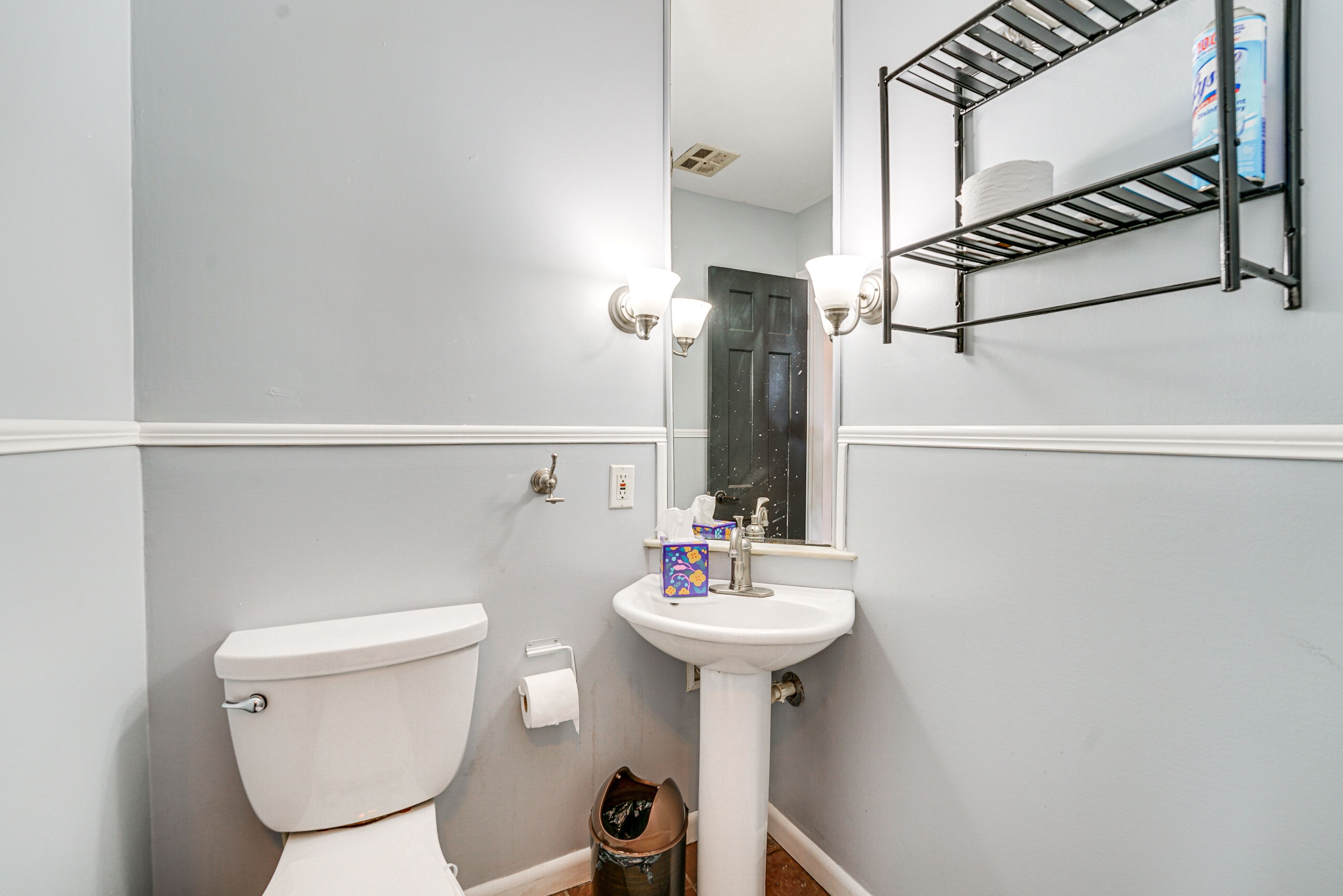 Half Bathroom | 1st Floor | Towels Provided