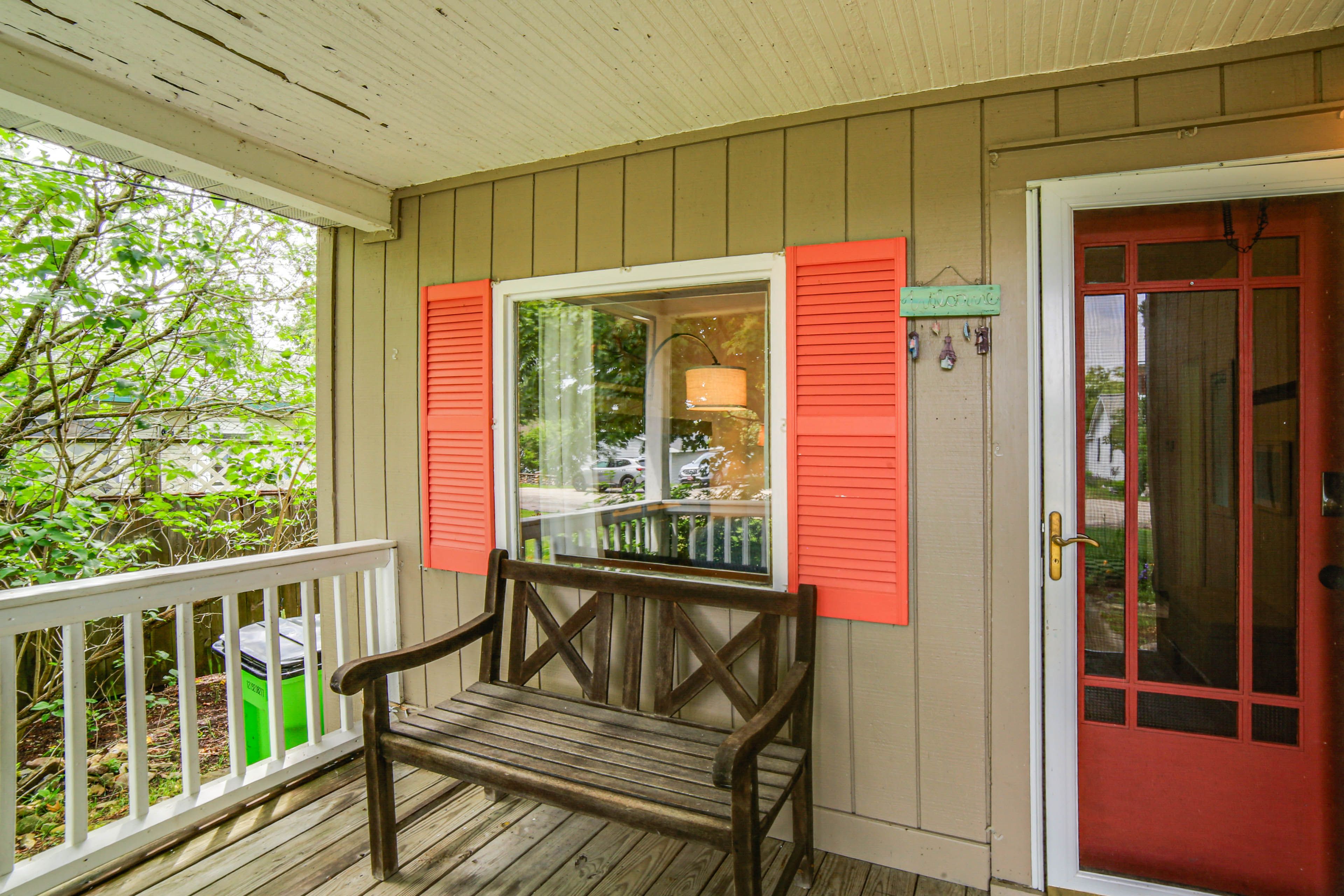 Covered Porch w/ Seating