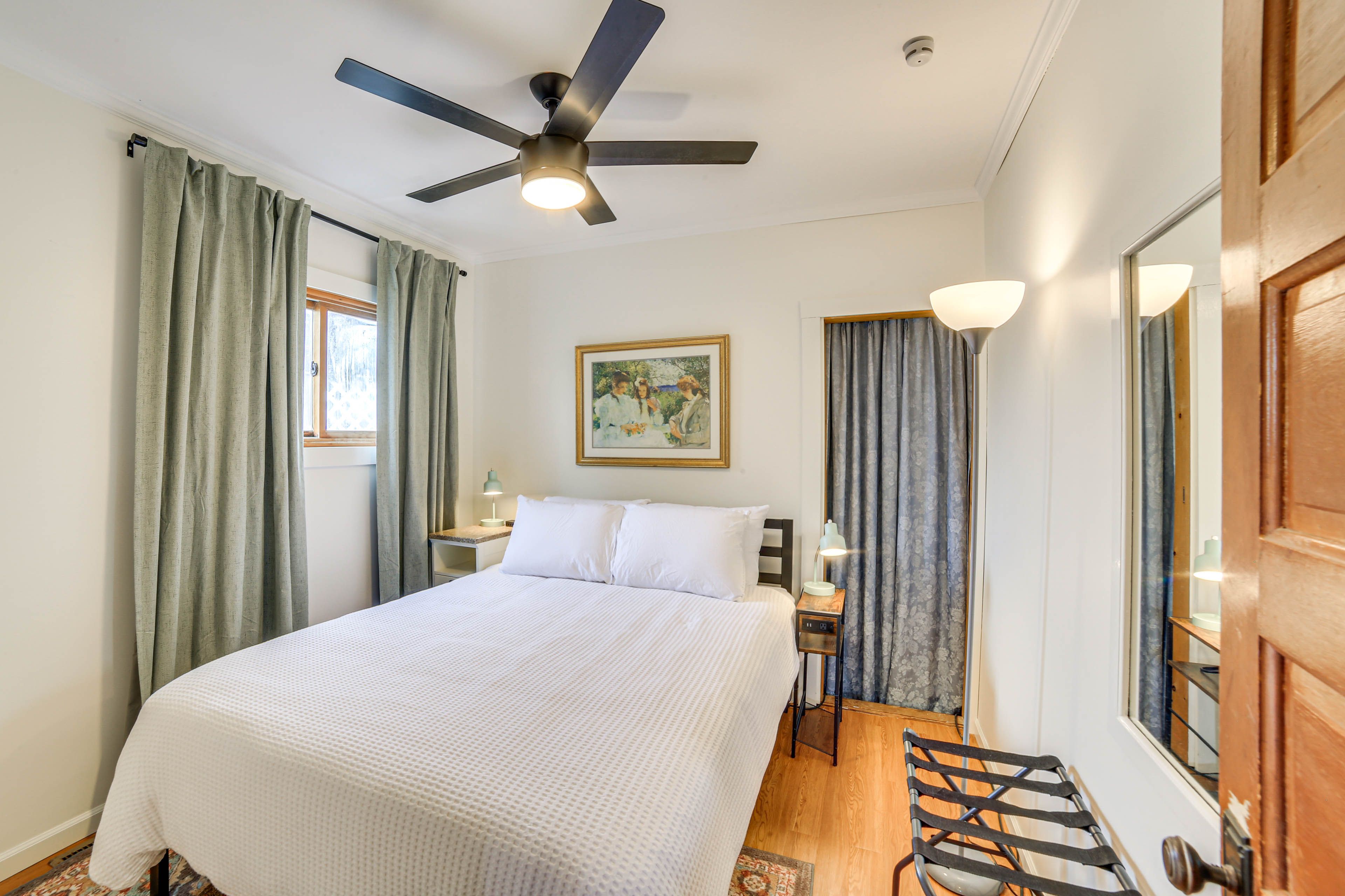 Bedroom 1 | Queen Bed