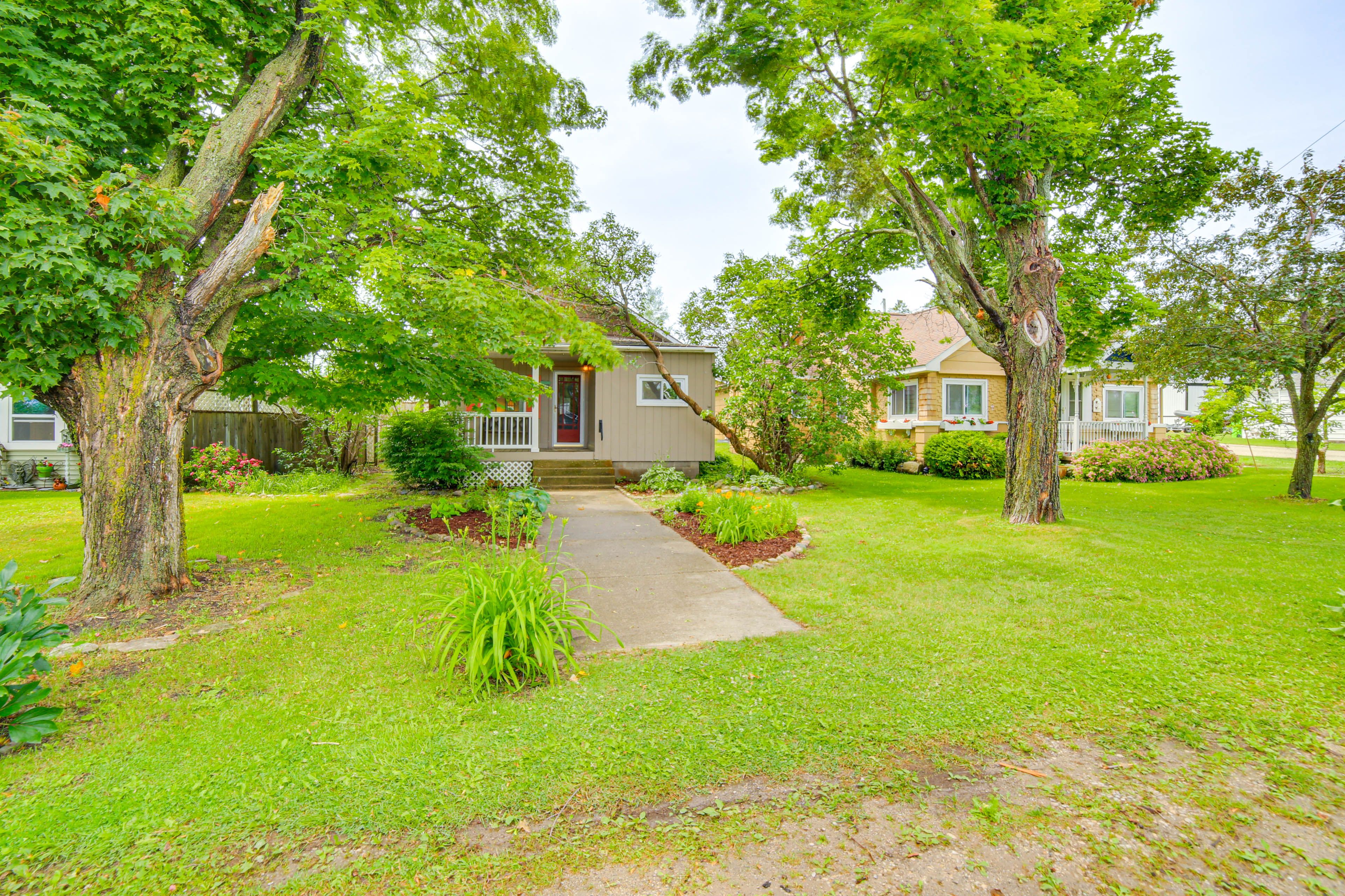 Parking | Driveway (1 Vehicle) | Free Street Parking (First-Come, First-Served)