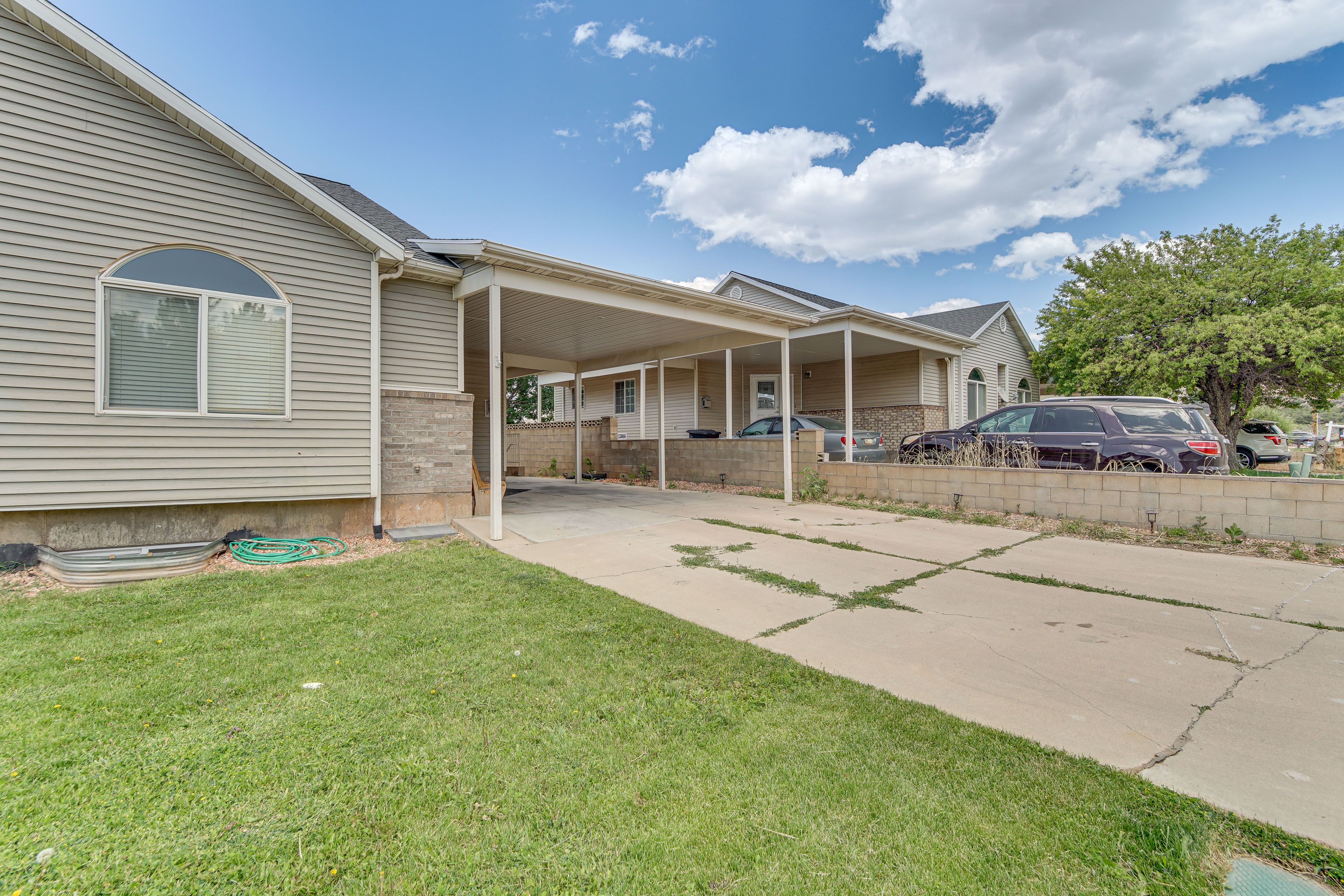 Parking | Driveway (4 Vehicles) | RV/Trailer Parking | Nearby Street Parking