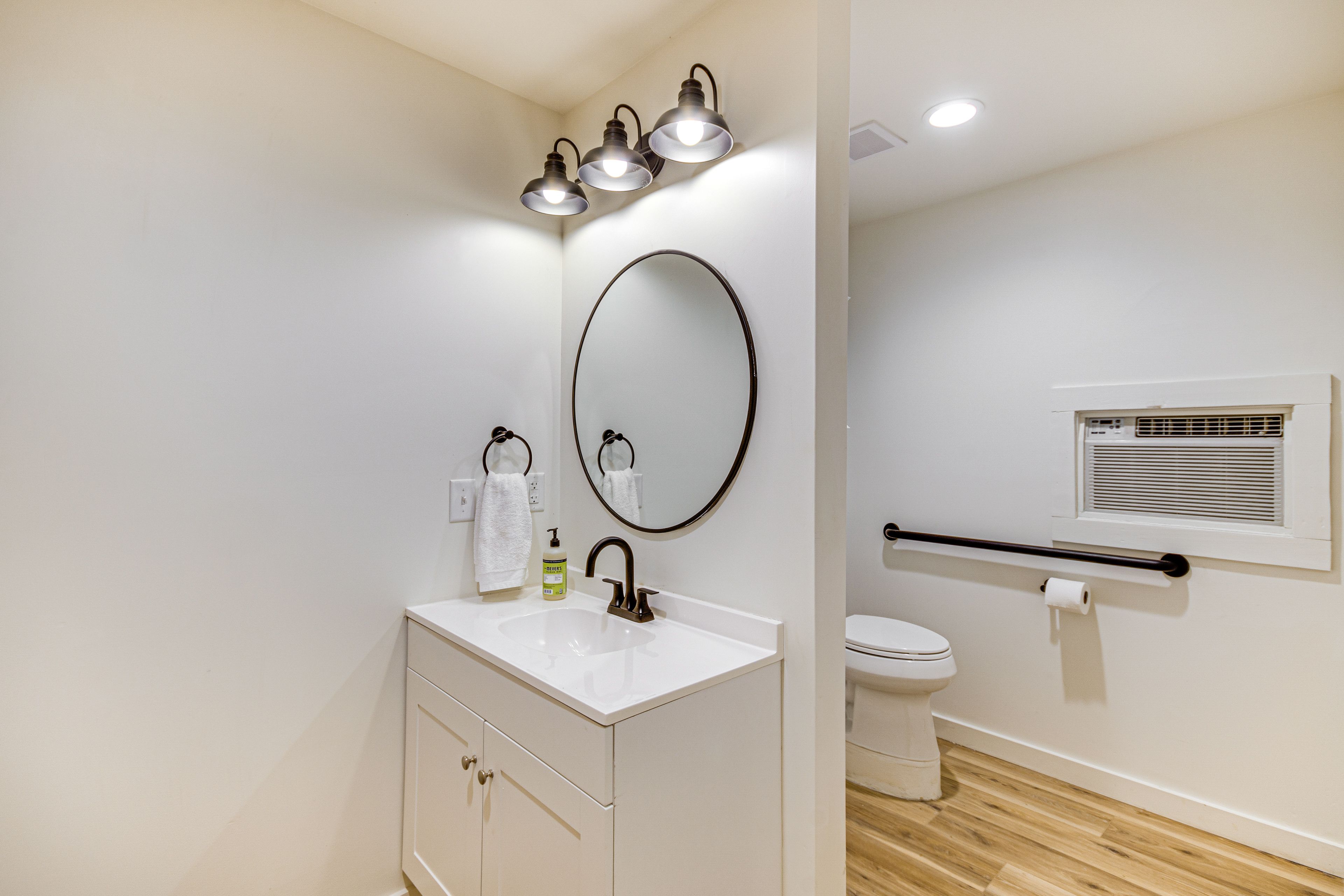 Full Bathroom | Towels Provided